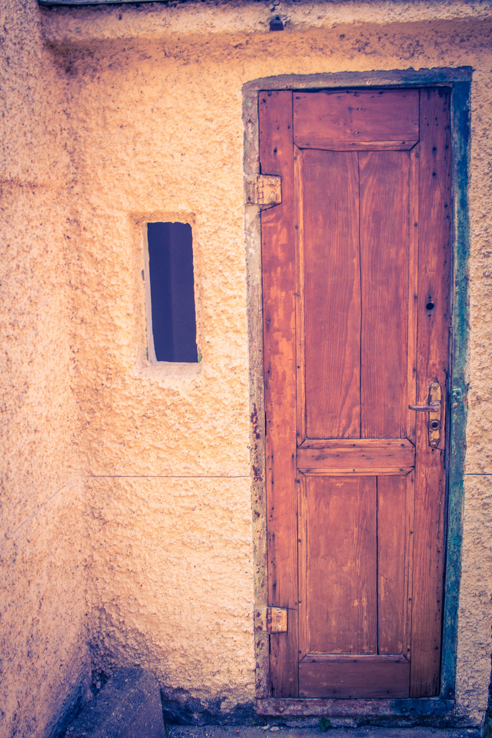 Canon EF-S 24mm F2.8 STM sample photo. Close, door photography