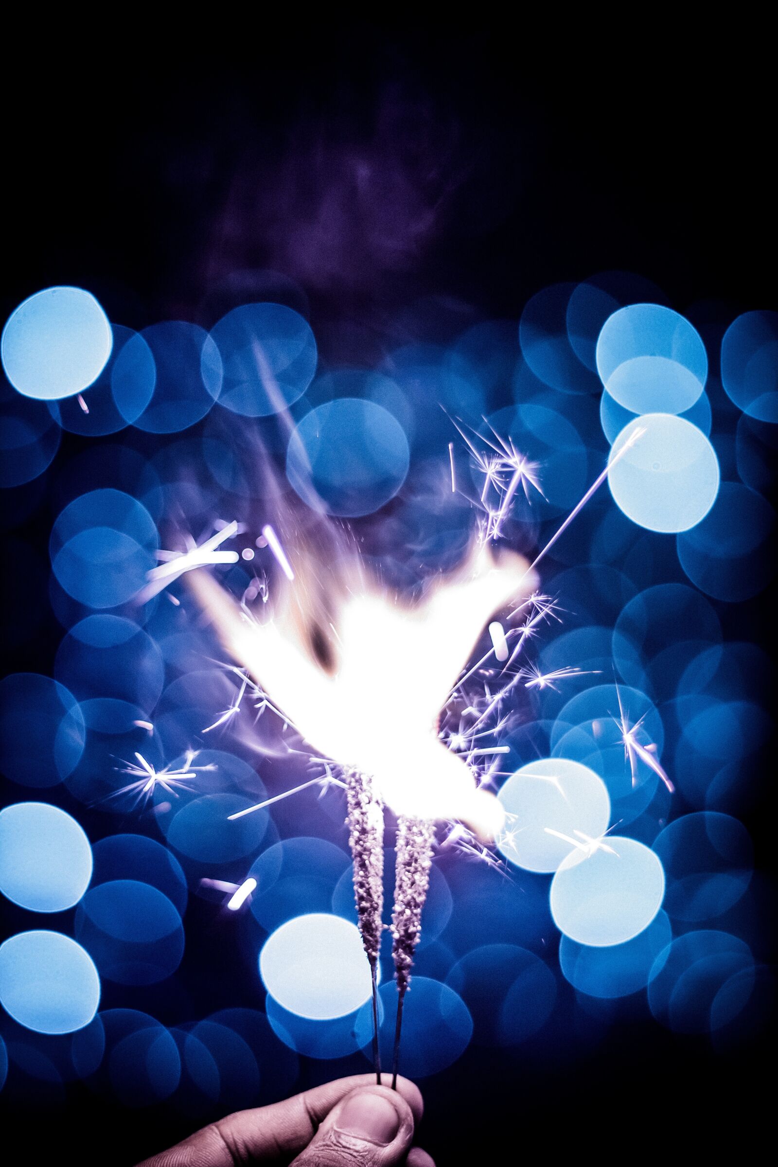 Canon EOS 1300D (EOS Rebel T6 / EOS Kiss X80) sample photo. Fireworks, hands, night photography