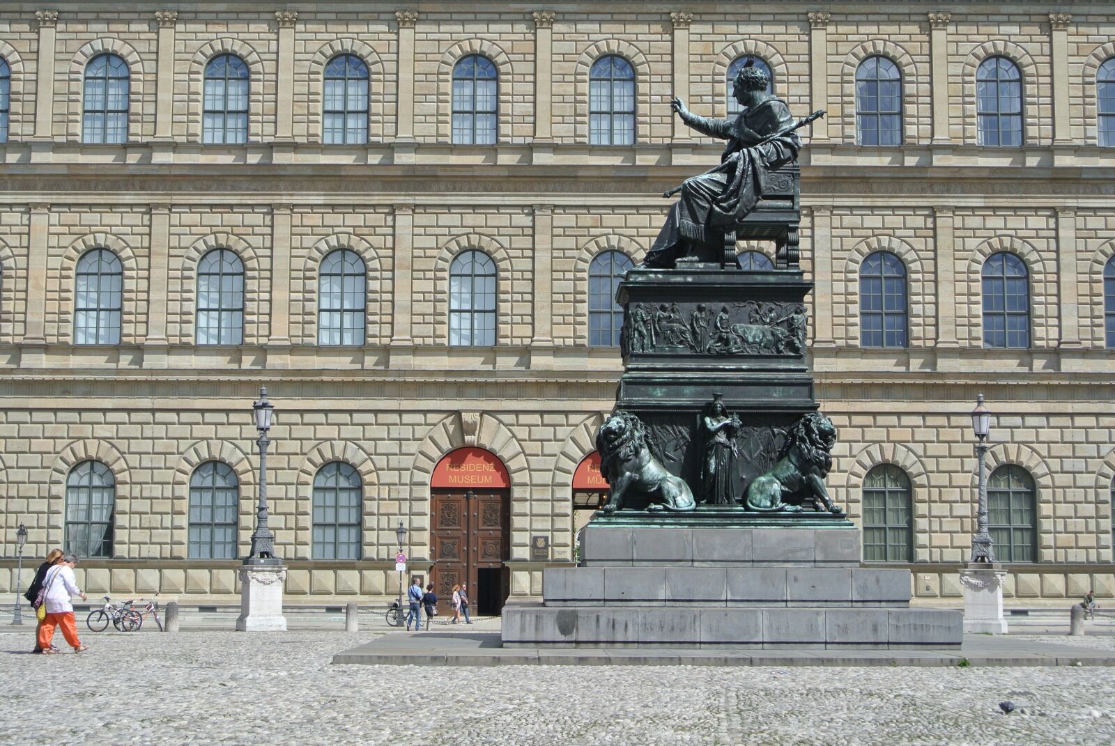 Nikon 1 Nikkor VR 10-30mm F3.5-5.6 sample photo. Munich, architecture, statue photography