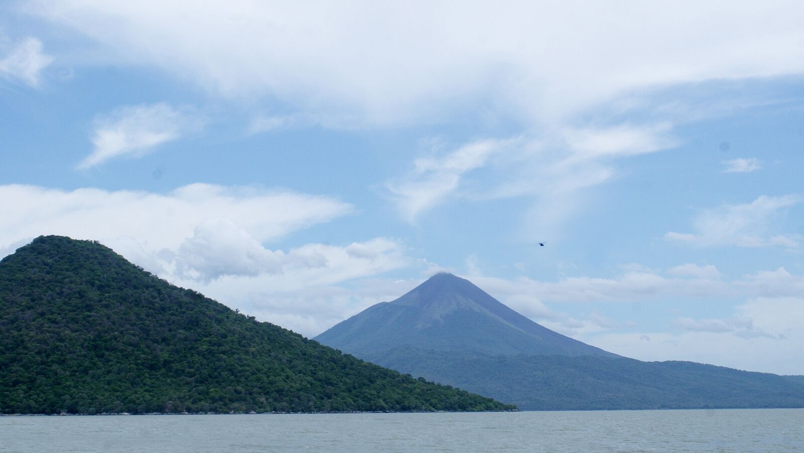 Sony Alpha DSLR-A300 sample photo. Nicaragua, volcanoes, lake photography