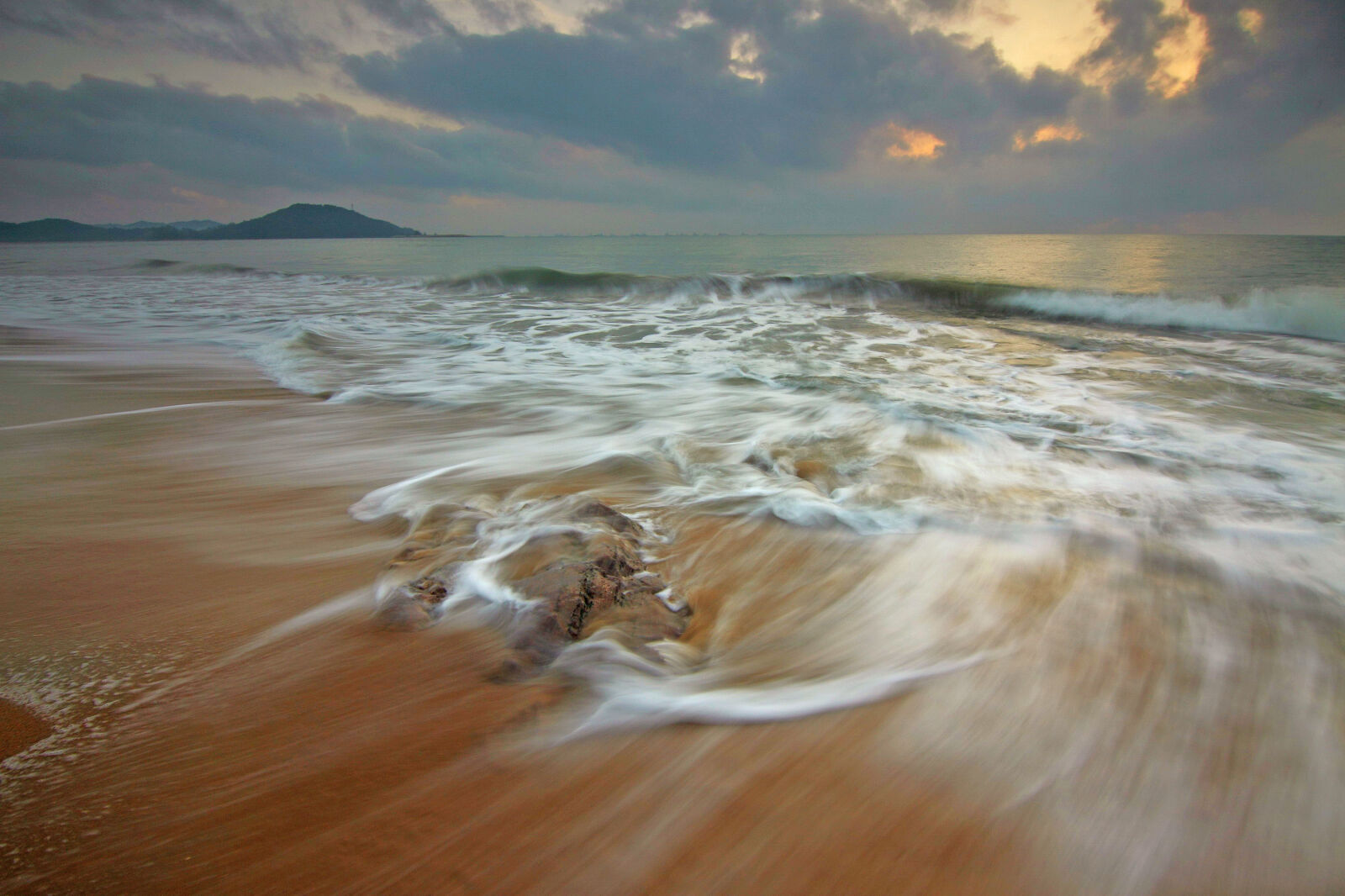 Canon EOS 50D + Tokina AT-X Pro 11-16mm F2.8 DX sample photo. Beach, dark, clouds, dawn photography