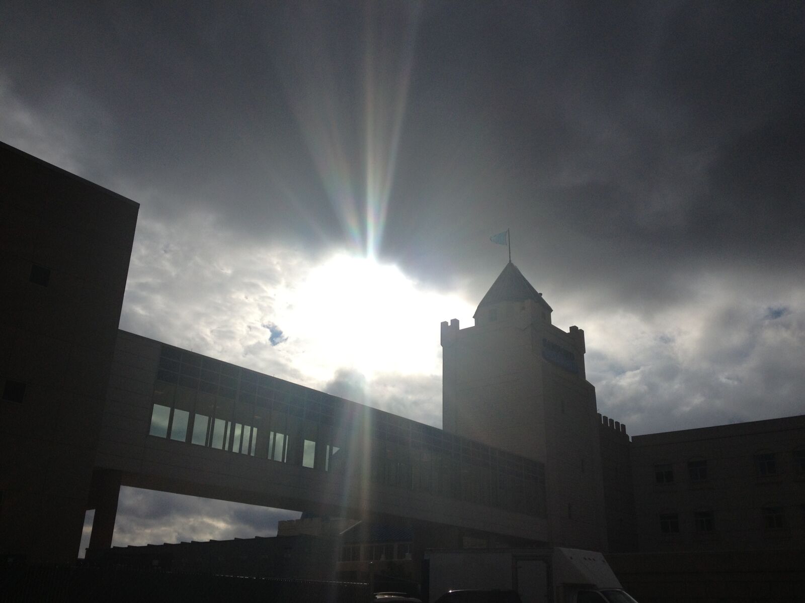 Apple iPhone 4S sample photo. Hospital, sun, rays photography