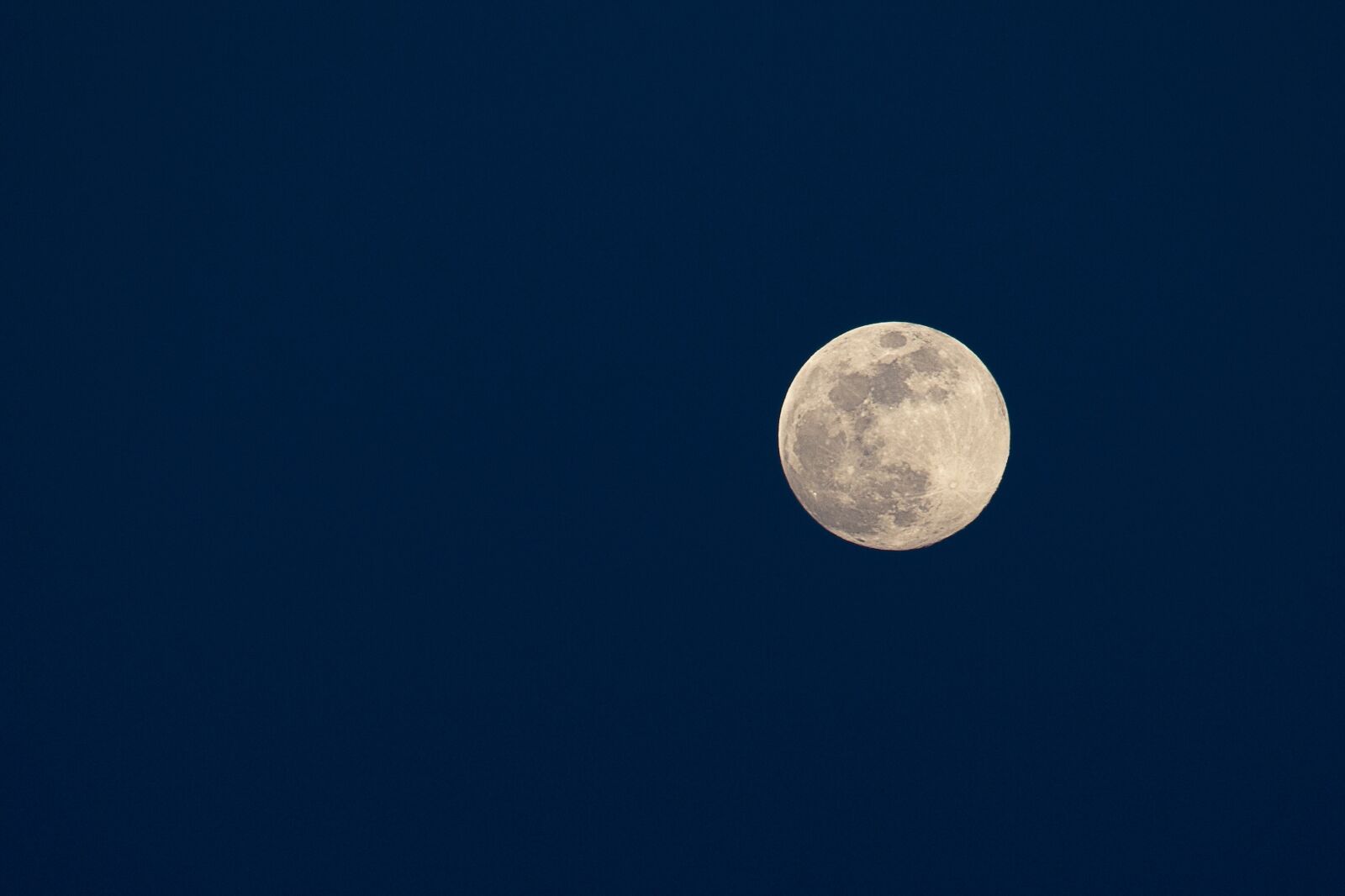Canon EOS 70D + Canon EF-S 55-250mm F4-5.6 IS STM sample photo. Month, full moon, night photography