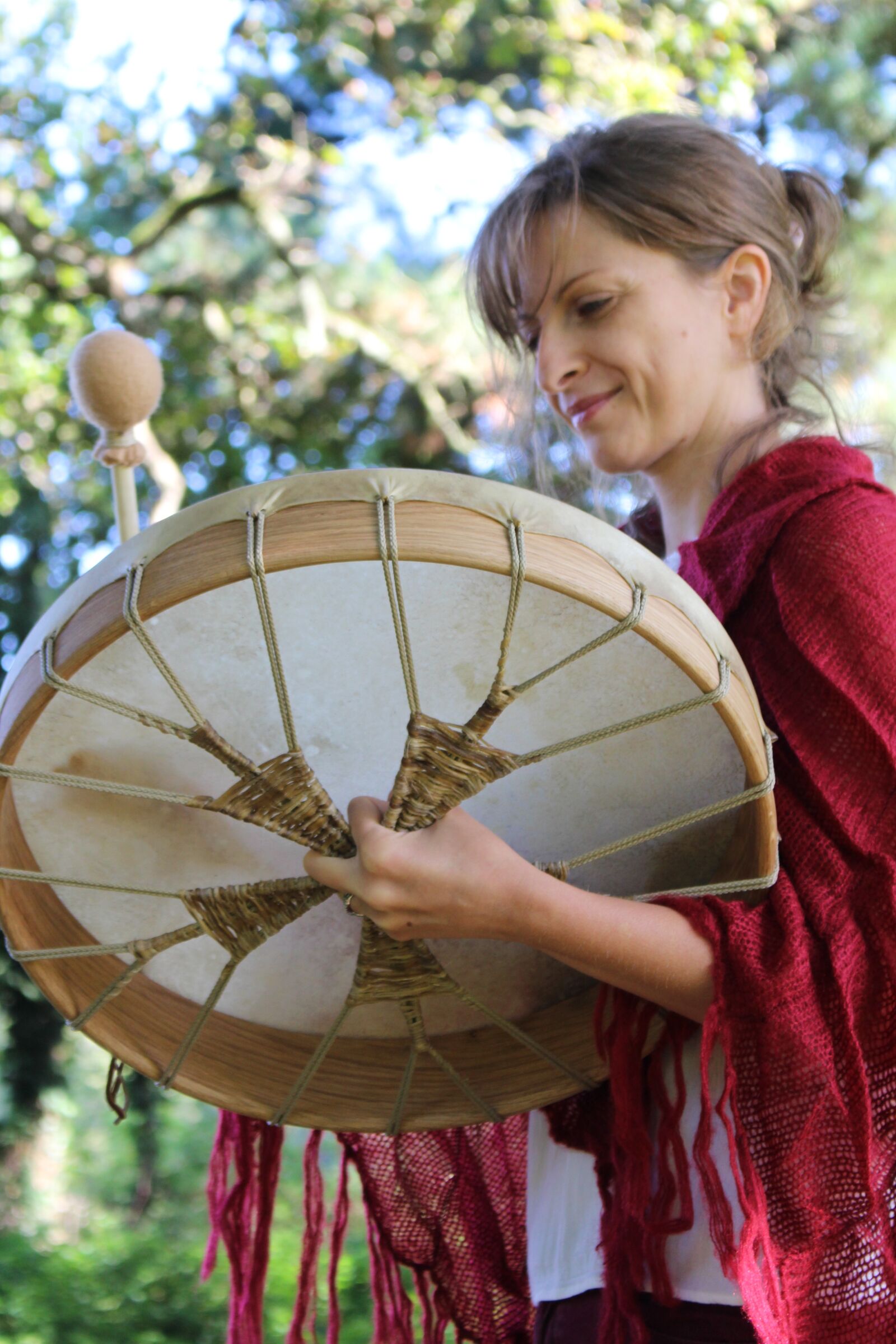 Canon EOS 100D (EOS Rebel SL1 / EOS Kiss X7) sample photo. Woman, drum, oak photography