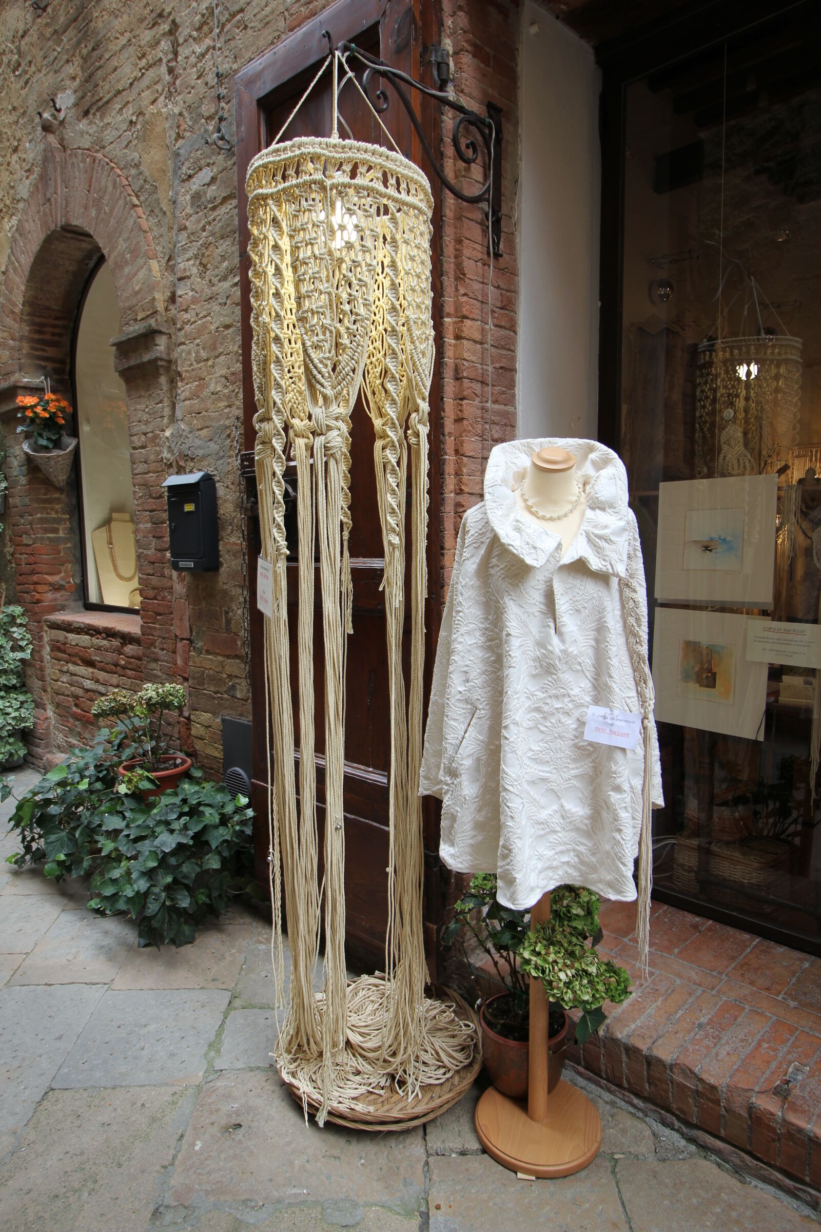 Canon EOS 550D (EOS Rebel T2i / EOS Kiss X4) sample photo. Italy, italian, dressing photography