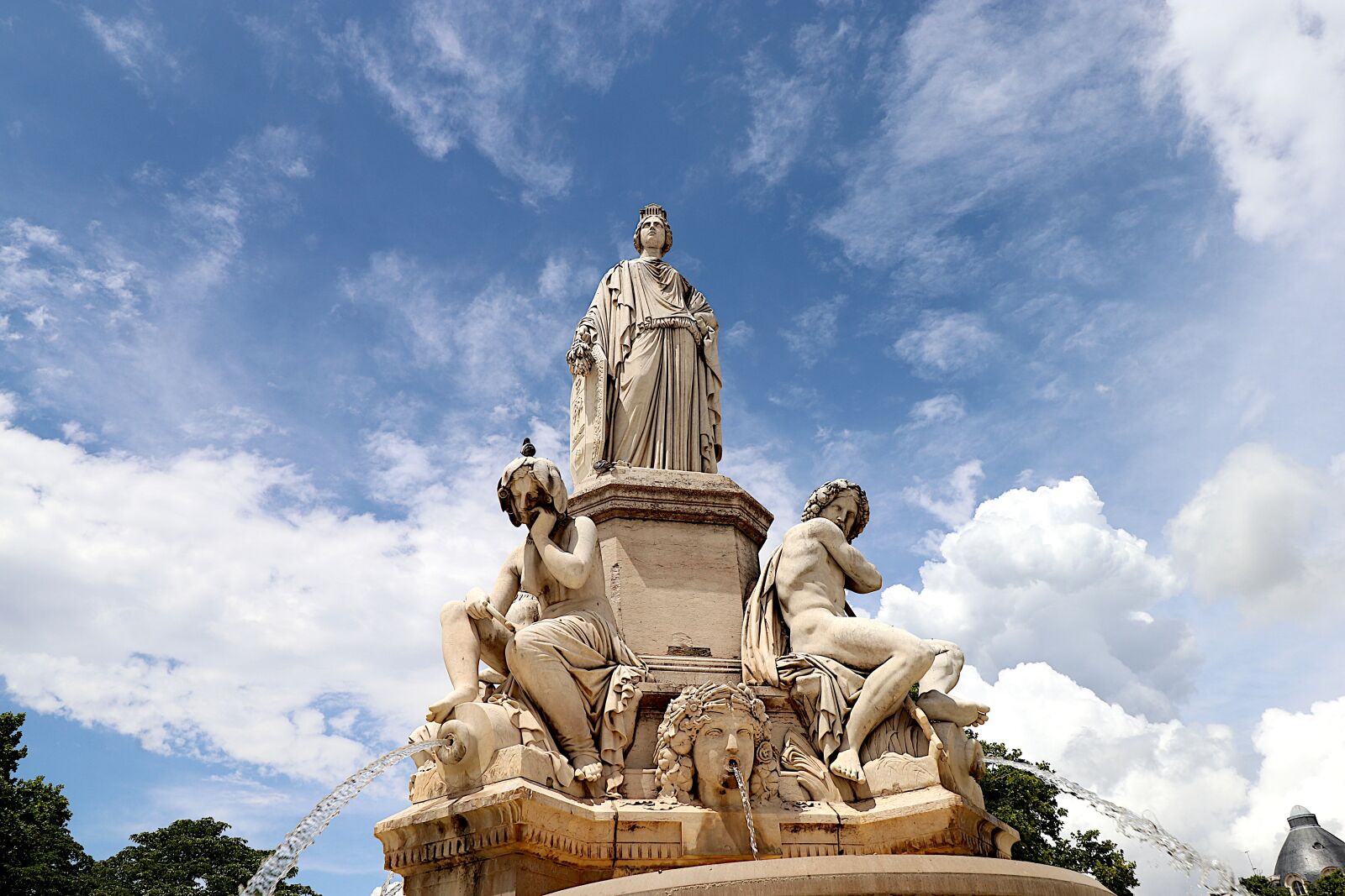 Canon EOS 800D (EOS Rebel T7i / EOS Kiss X9i) sample photo. Statues, fountain, sculptures photography