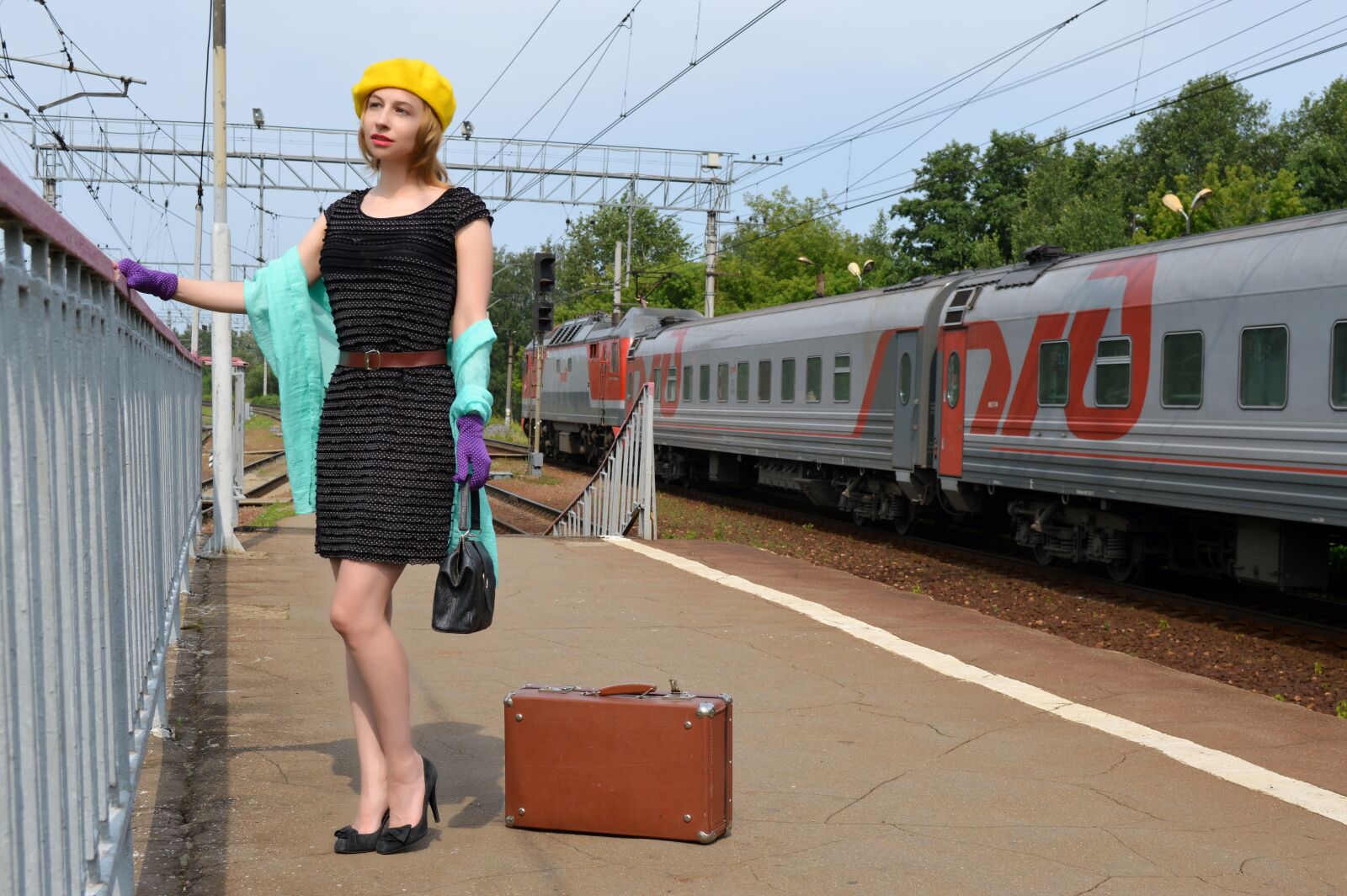 Nikon D3200 sample photo. Train, girl, vintage photography