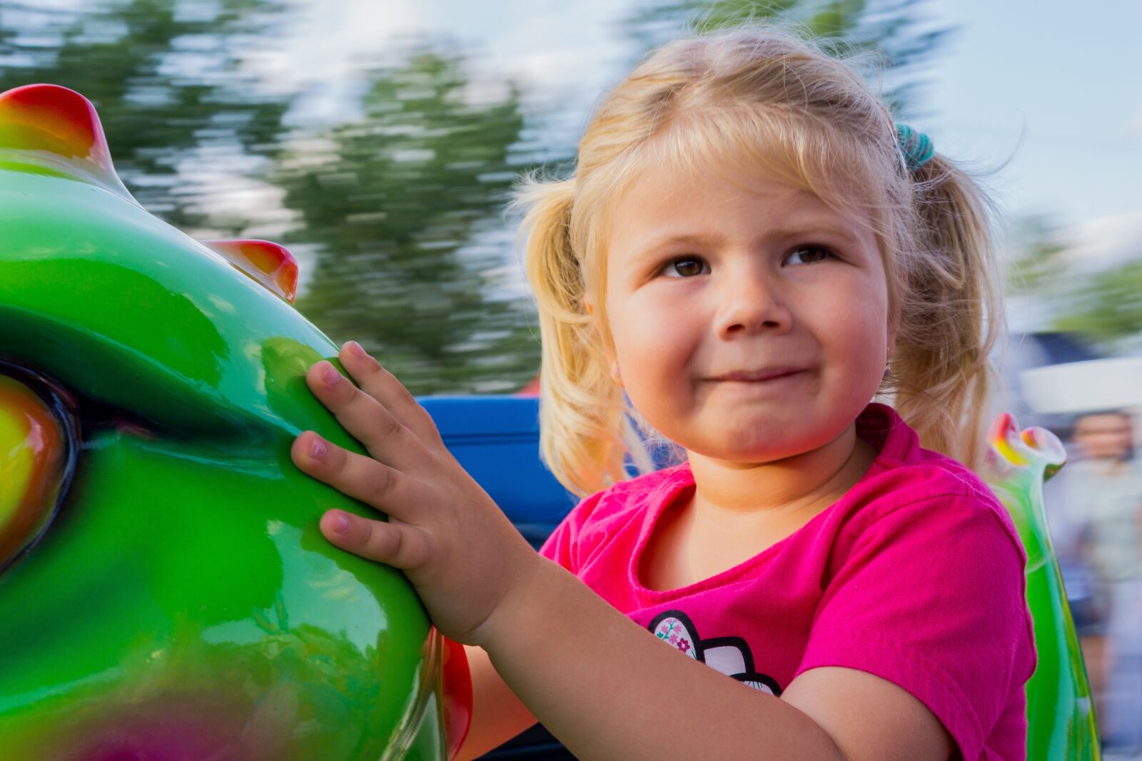 Sony a6000 + Sony FE 28mm F2 sample photo. Girl, child, carousel photography