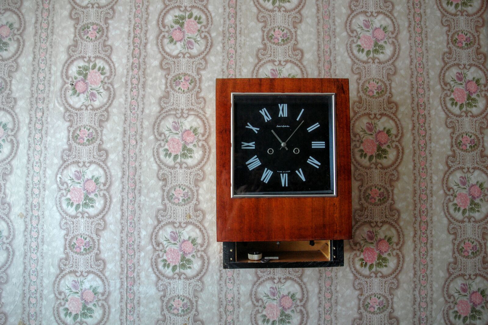 Sony DSC-R1 sample photo. Still life, clock, retro photography