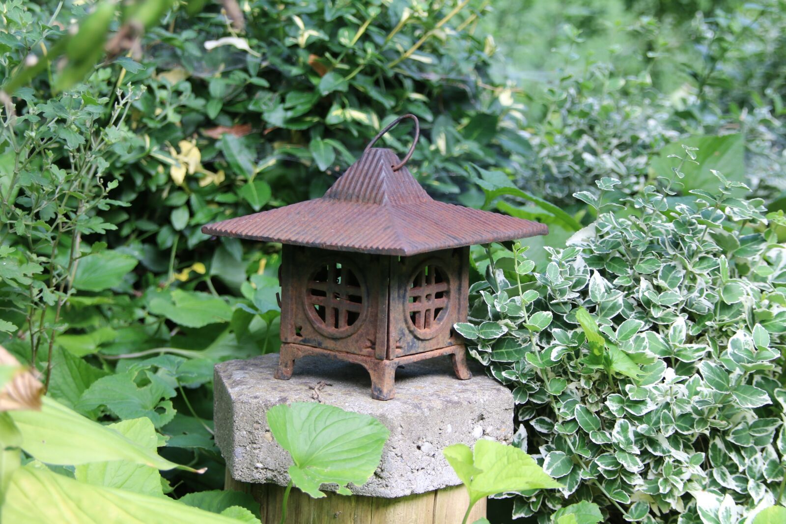 Canon EOS 70D sample photo. Gartendeko, pagoda, rusty photography