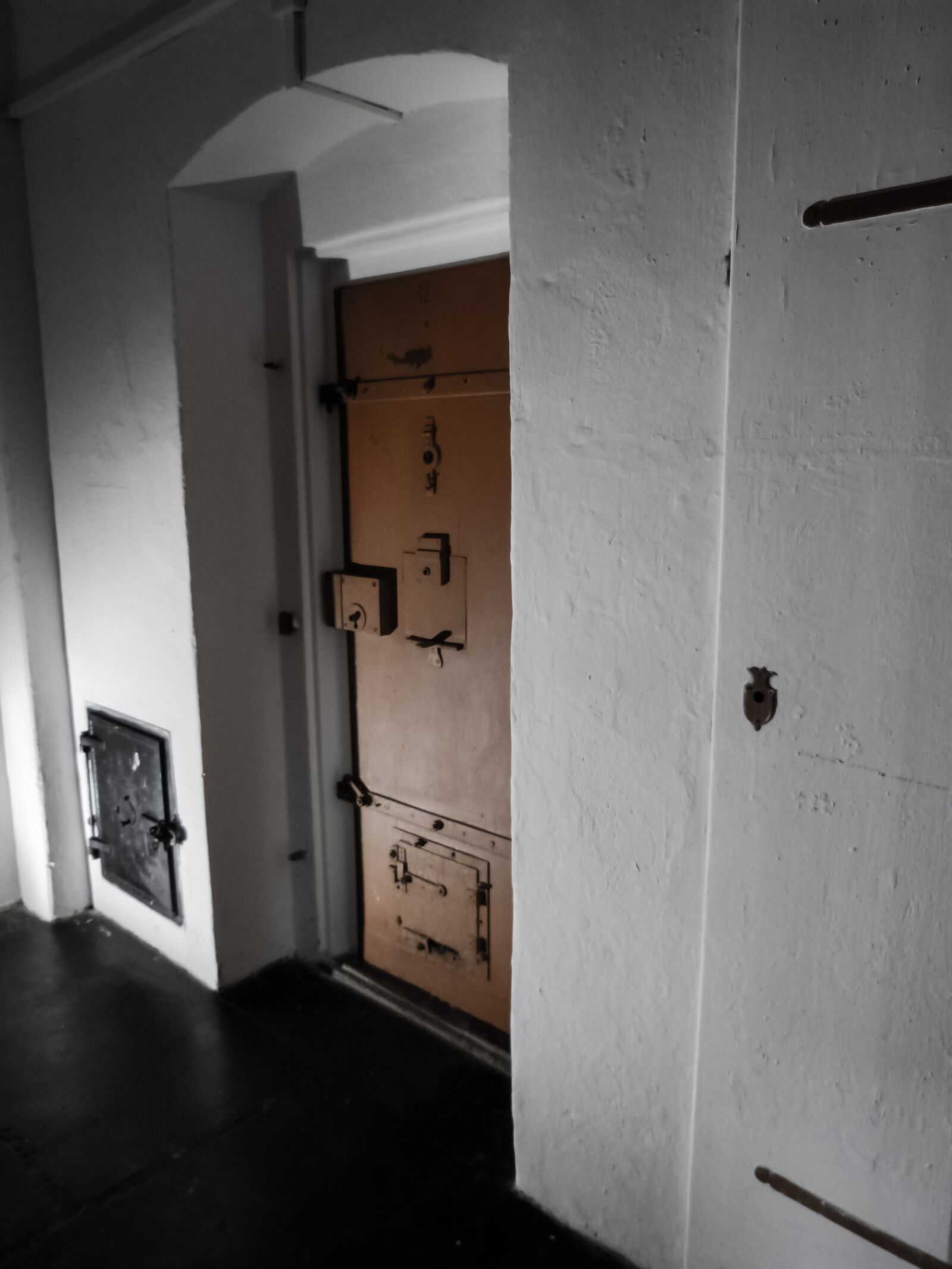 Panasonic Lumix DMC-FZ150 sample photo. Prison, slammer, prison cell photography