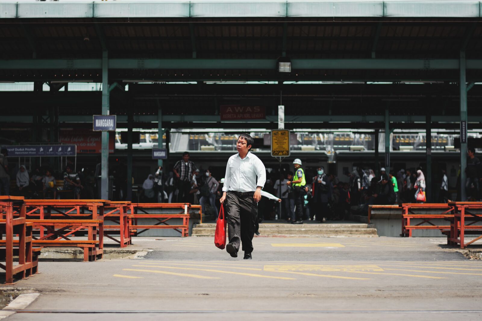 Nikon D7200 sample photo. Street, candid, station photography