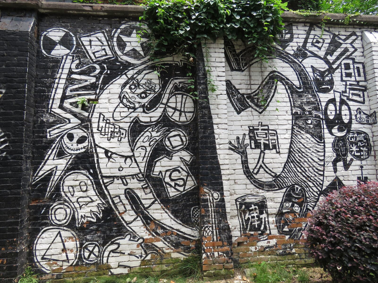 Canon PowerShot SX60 HS sample photo. Graffiti, street, wall photography