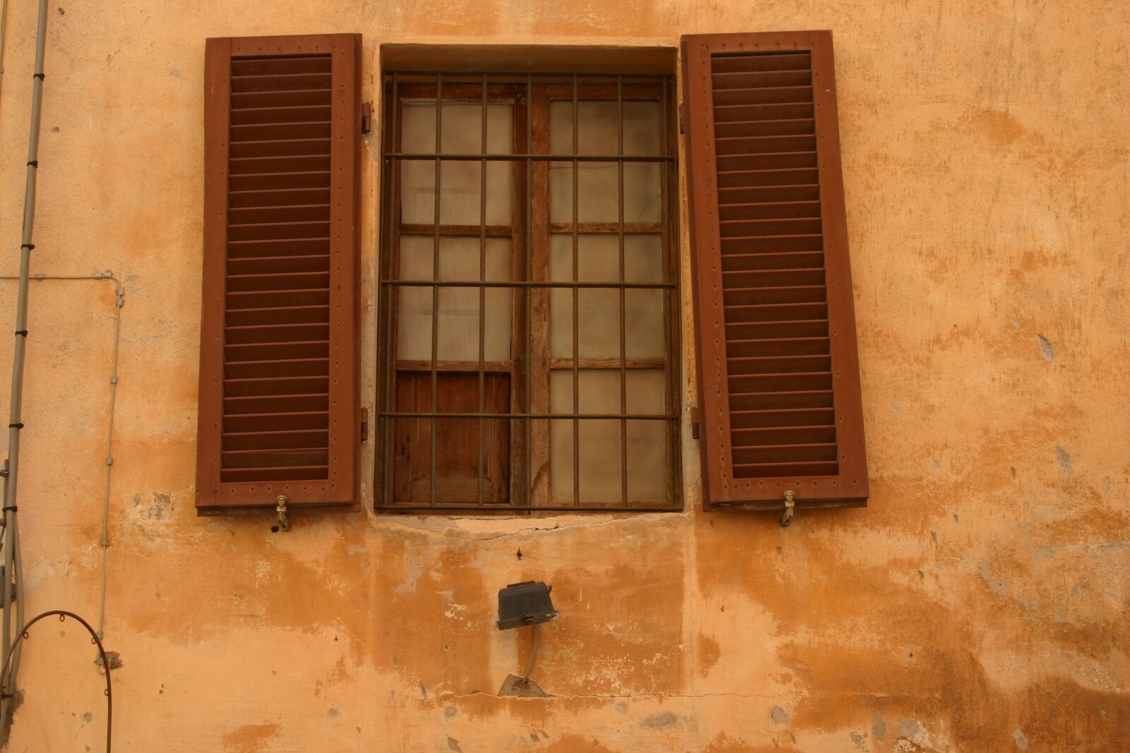Canon EOS 300D (EOS Digital Rebel / EOS Kiss Digital) sample photo. Window, house, architecture photography
