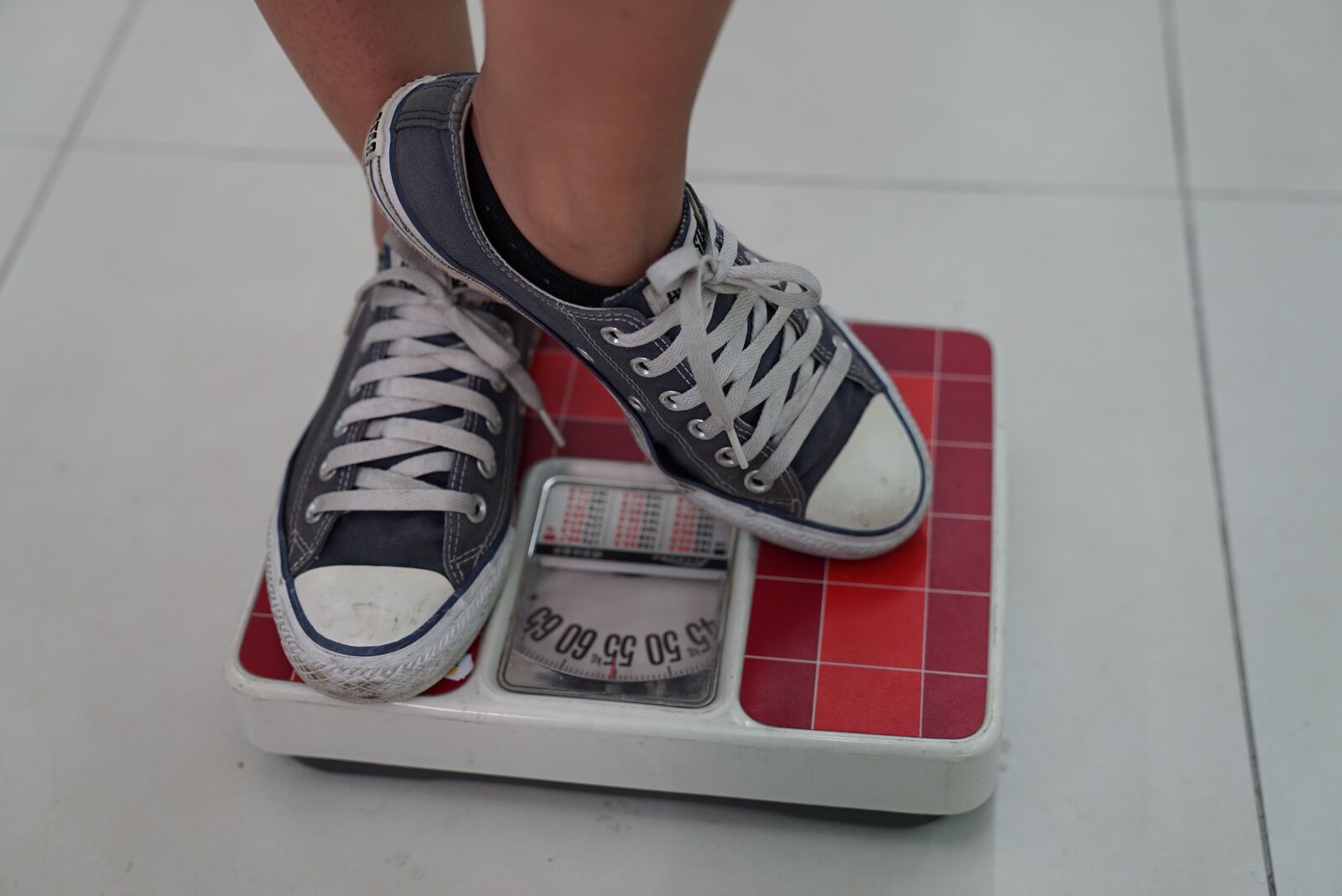 Sony a7S sample photo. Weighing machine, sneakers, weight photography