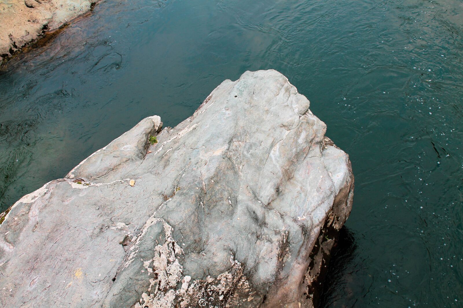 Canon EOS 1100D (EOS Rebel T3 / EOS Kiss X50) sample photo. Stone, river, water photography