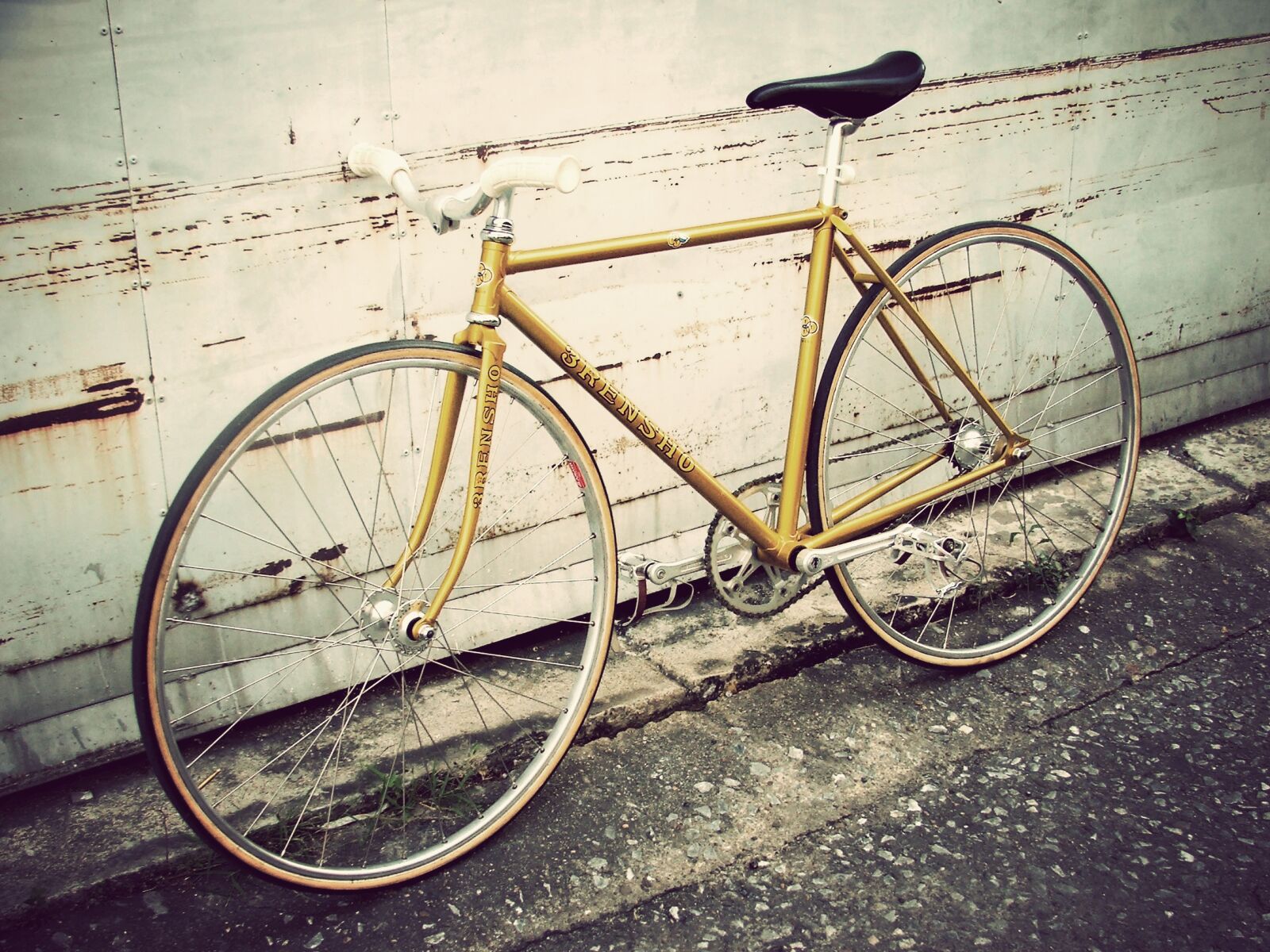 Fujifilm FinePix S5500 sample photo. Bicycle, yellow, old photography