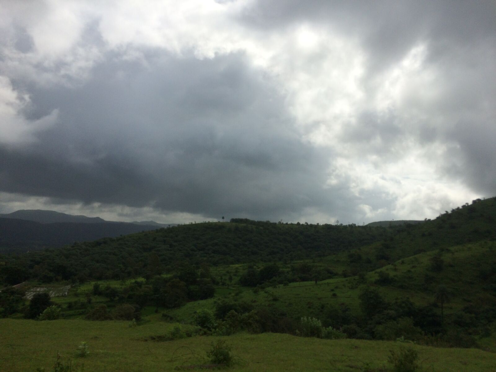 iPhone 5s back camera 4.15mm f/2.2 sample photo. Cloudy, black clouds, horizon photography