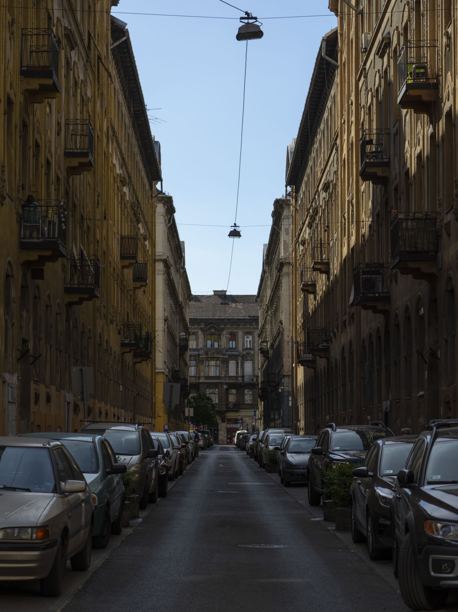 Sony a7 II + Sony FE 28-70mm F3.5-5.6 OSS sample photo. Street, cars, building photography