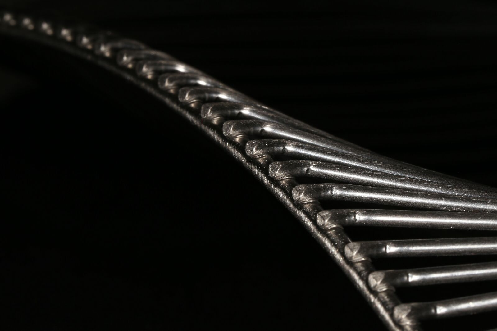 Canon EF 100mm F2.8L Macro IS USM sample photo. Wire, bent, chrome photography