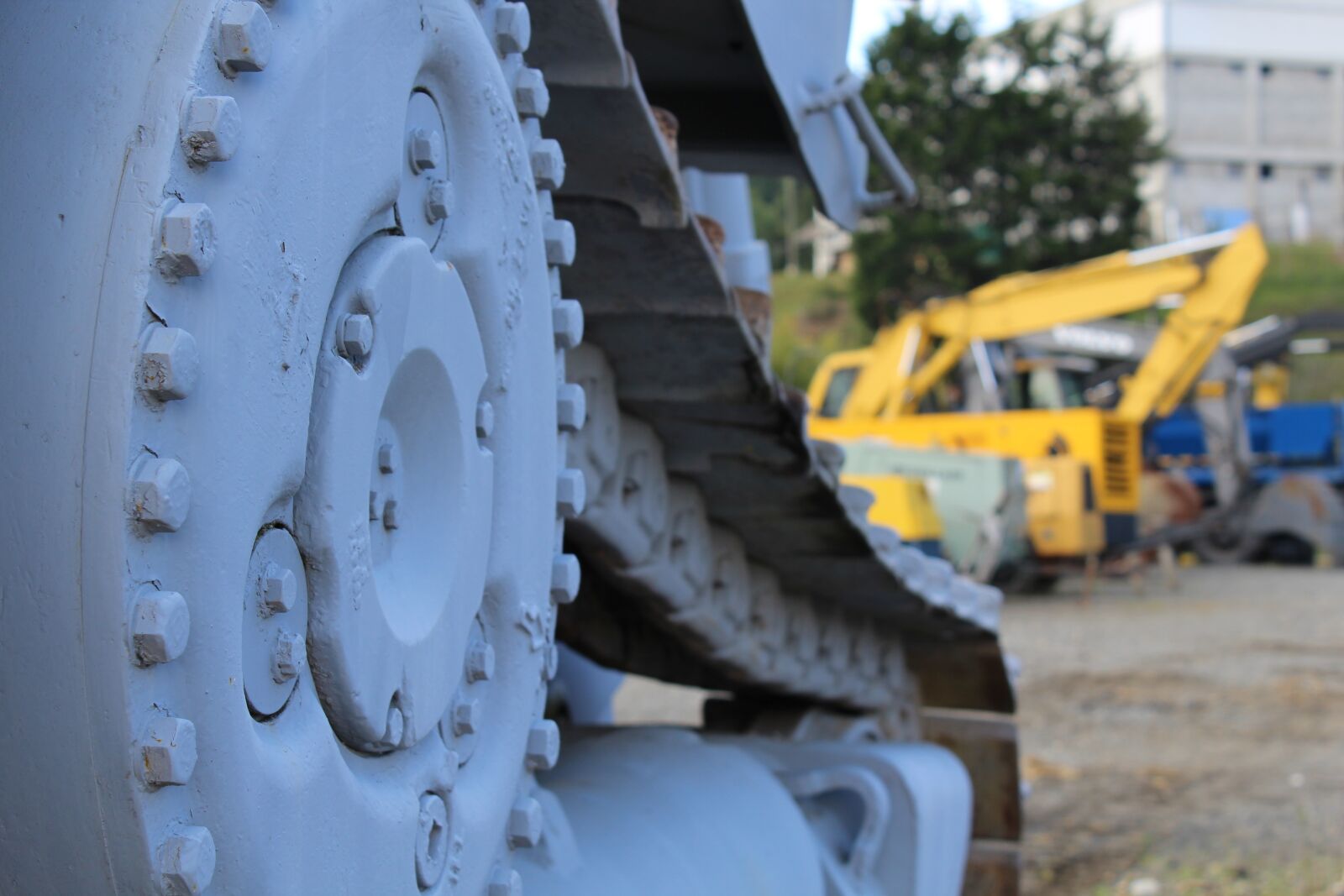 Canon EOS 1200D (EOS Rebel T5 / EOS Kiss X70 / EOS Hi) sample photo. Machinery, blue, caterpillar photography