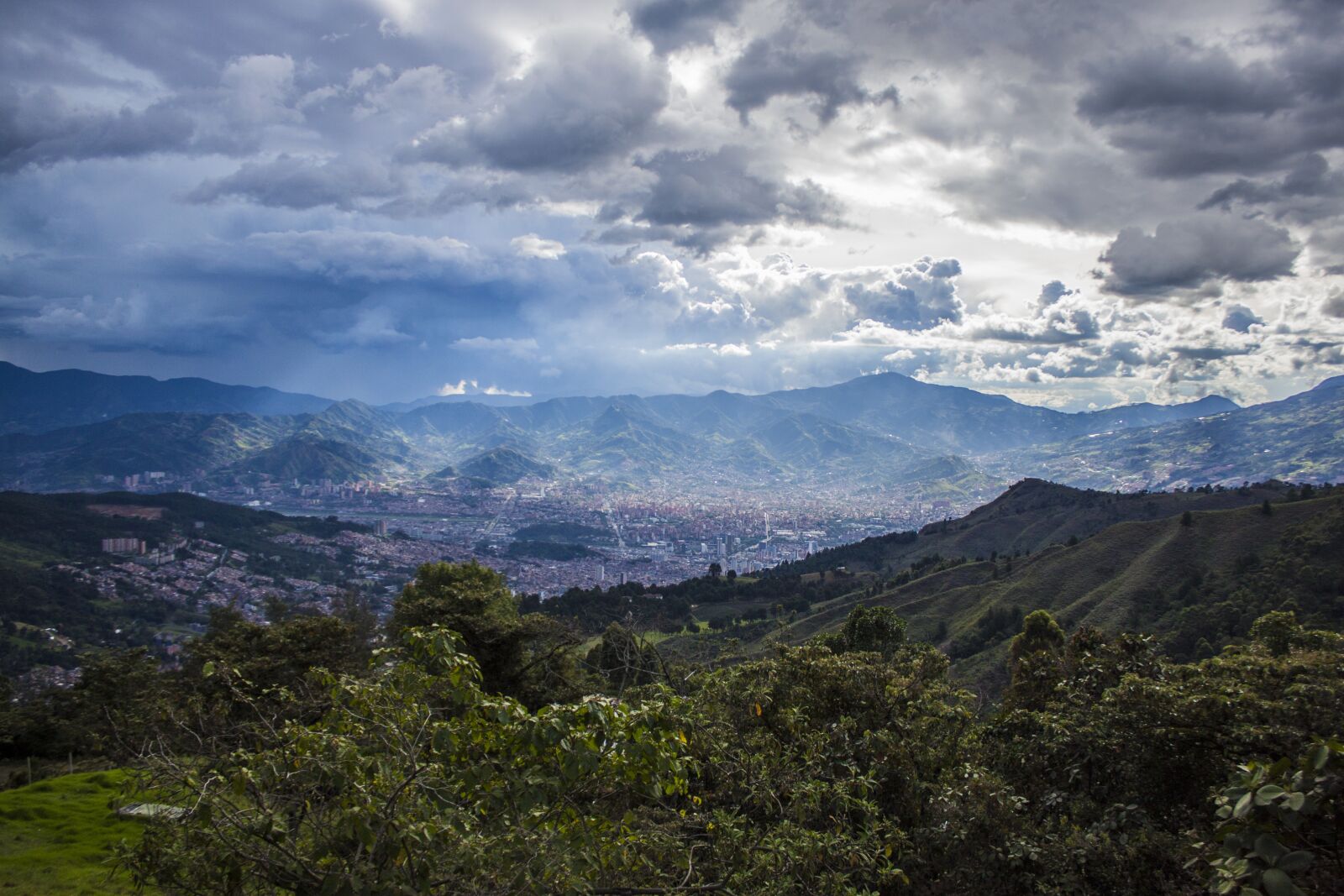 Canon EF-S 18-55mm F3.5-5.6 IS sample photo. Medellín, landscape, city photography