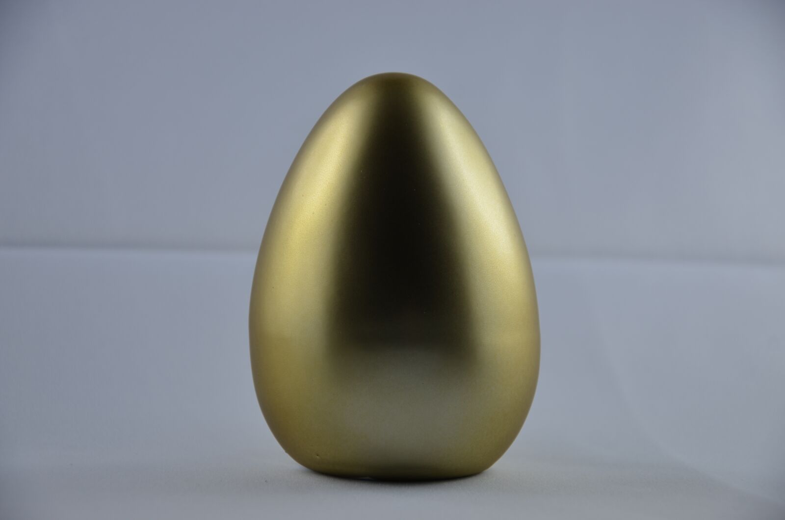 Nikon D7000 sample photo. Egg, gold, easter photography