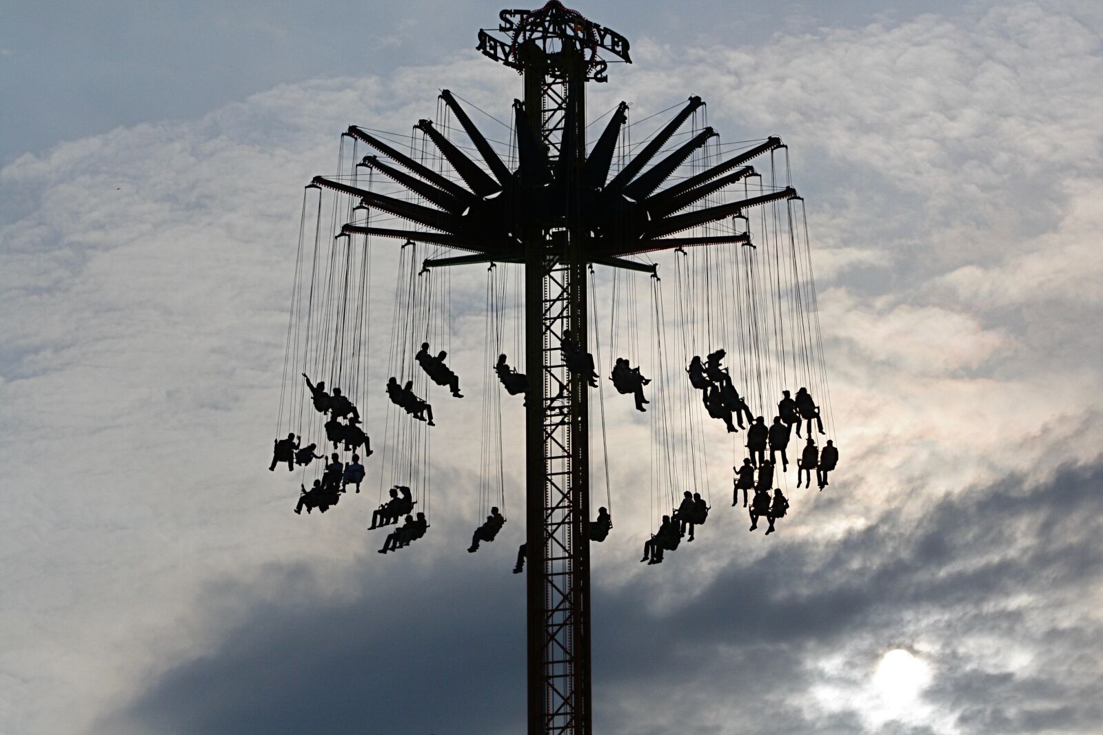 Canon EOS 400D (EOS Digital Rebel XTi / EOS Kiss Digital X) sample photo. Fair, carousel, chain carousel photography