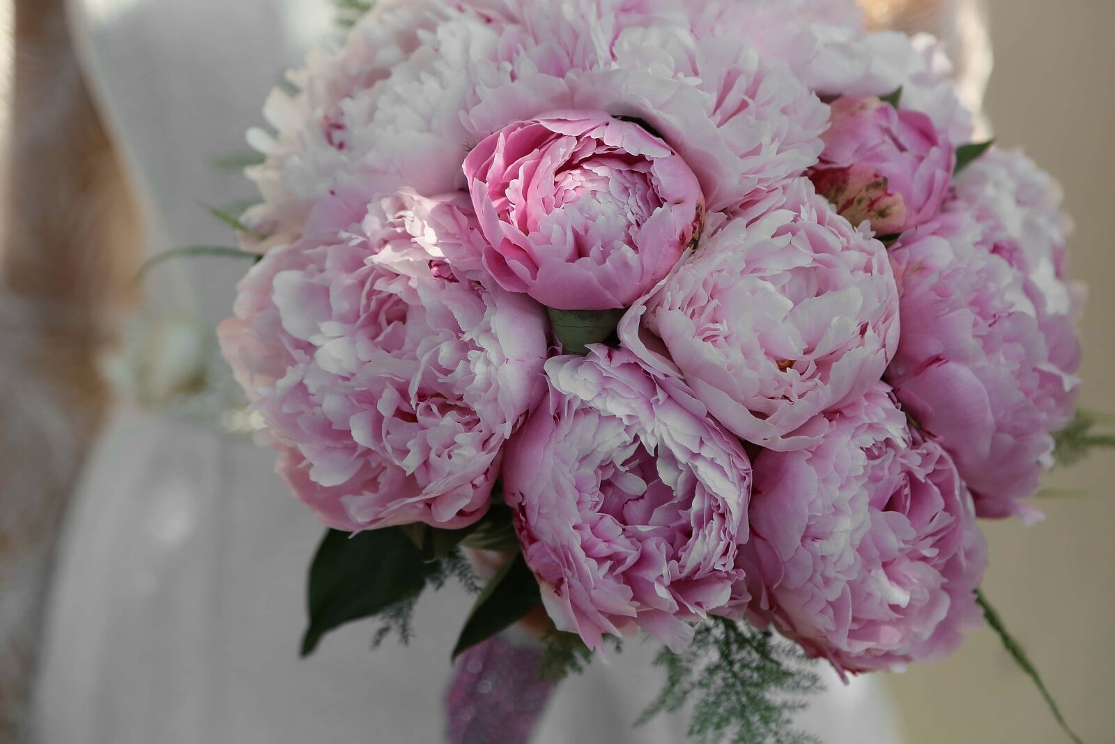 Canon EF 24-105mm F4L IS USM sample photo. Wedding bouquet, roses, pinkish photography