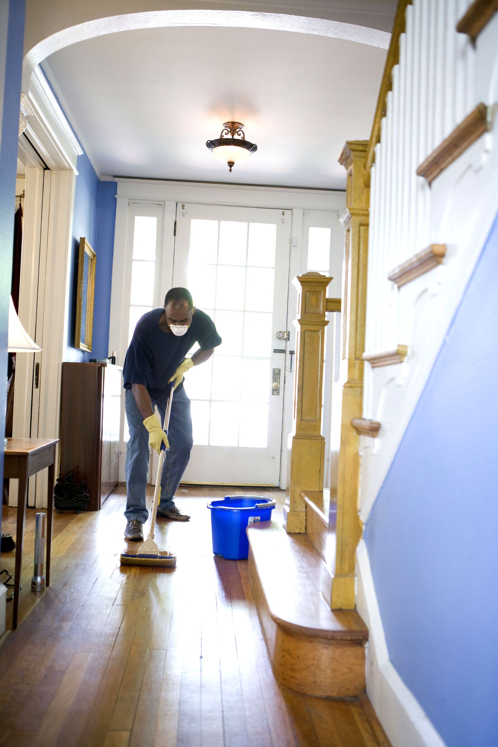 Canon EOS-1Ds Mark II sample photo. Man, damp, mop, clean photography