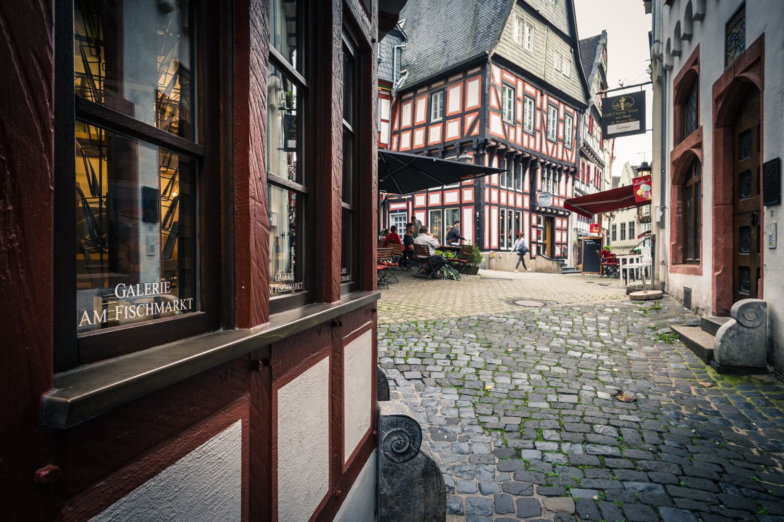 Canon EOS 6D + Canon EF 20mm F2.8 USM sample photo. Limburg, old town, frame photography
