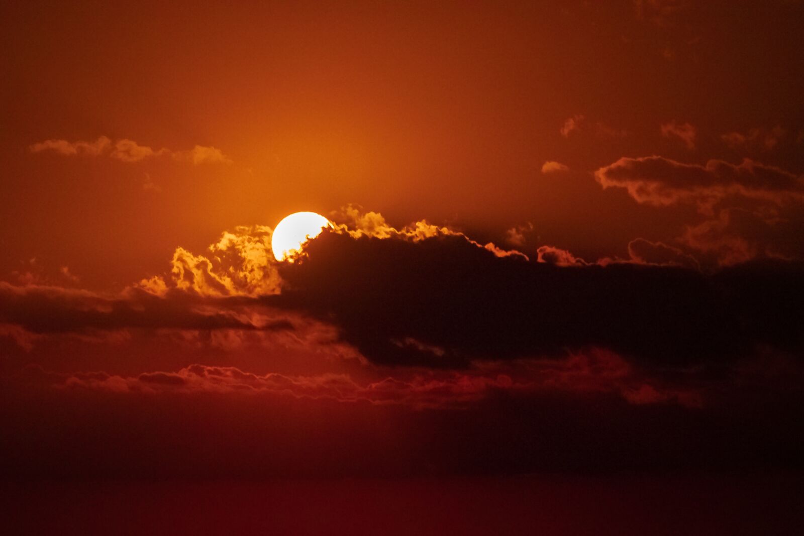Olympus OM-D E-M1 Mark II + Olympus M.Zuiko Digital ED 40-150mm F2.8 Pro sample photo. Moon, night, clouds photography