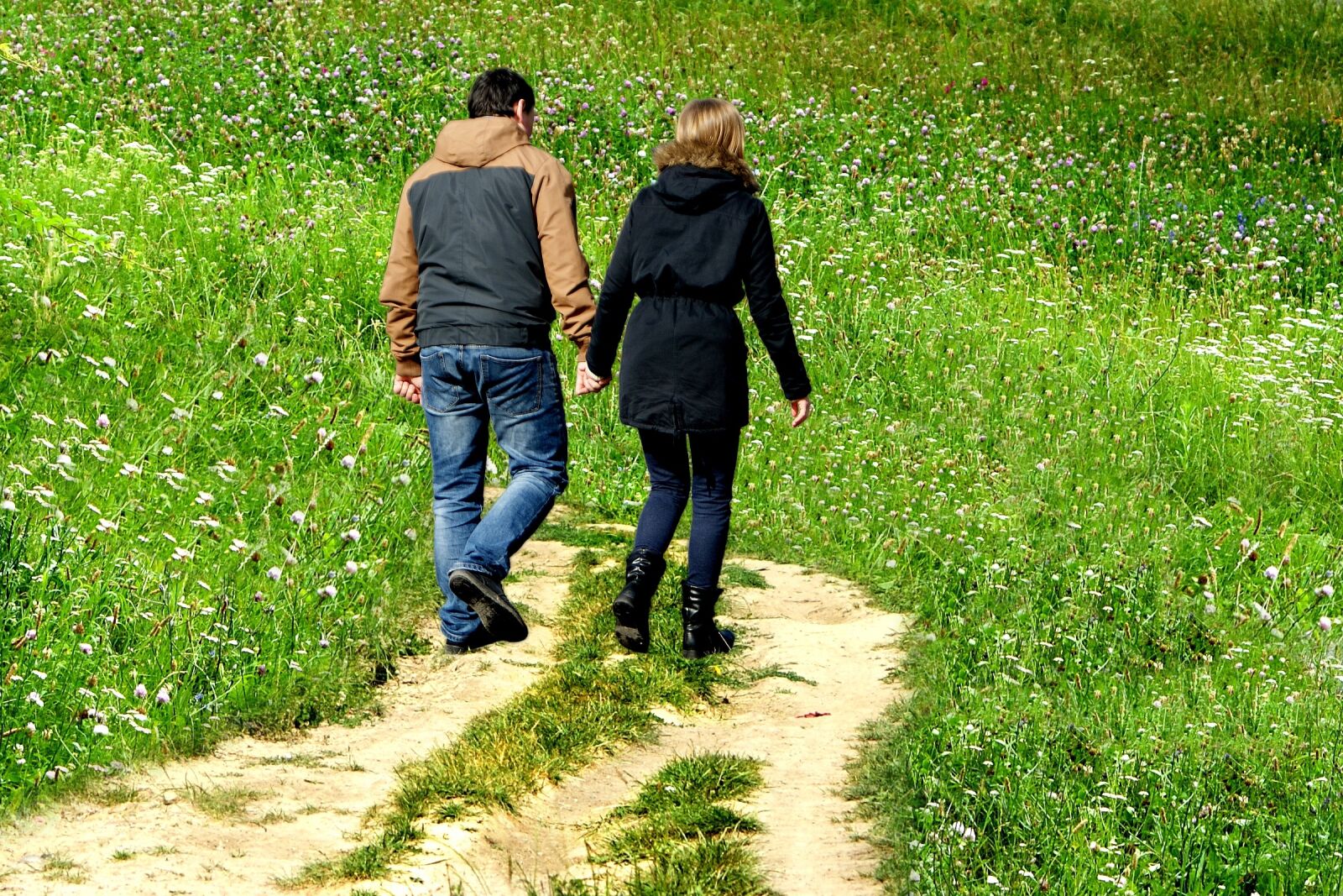 Sony Alpha DSLR-A200 sample photo. Grass, the path, people photography
