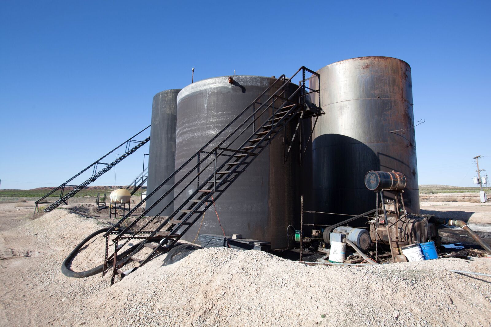 Canon EOS 5D Mark II sample photo. Oil, tanks, desert, facory photography