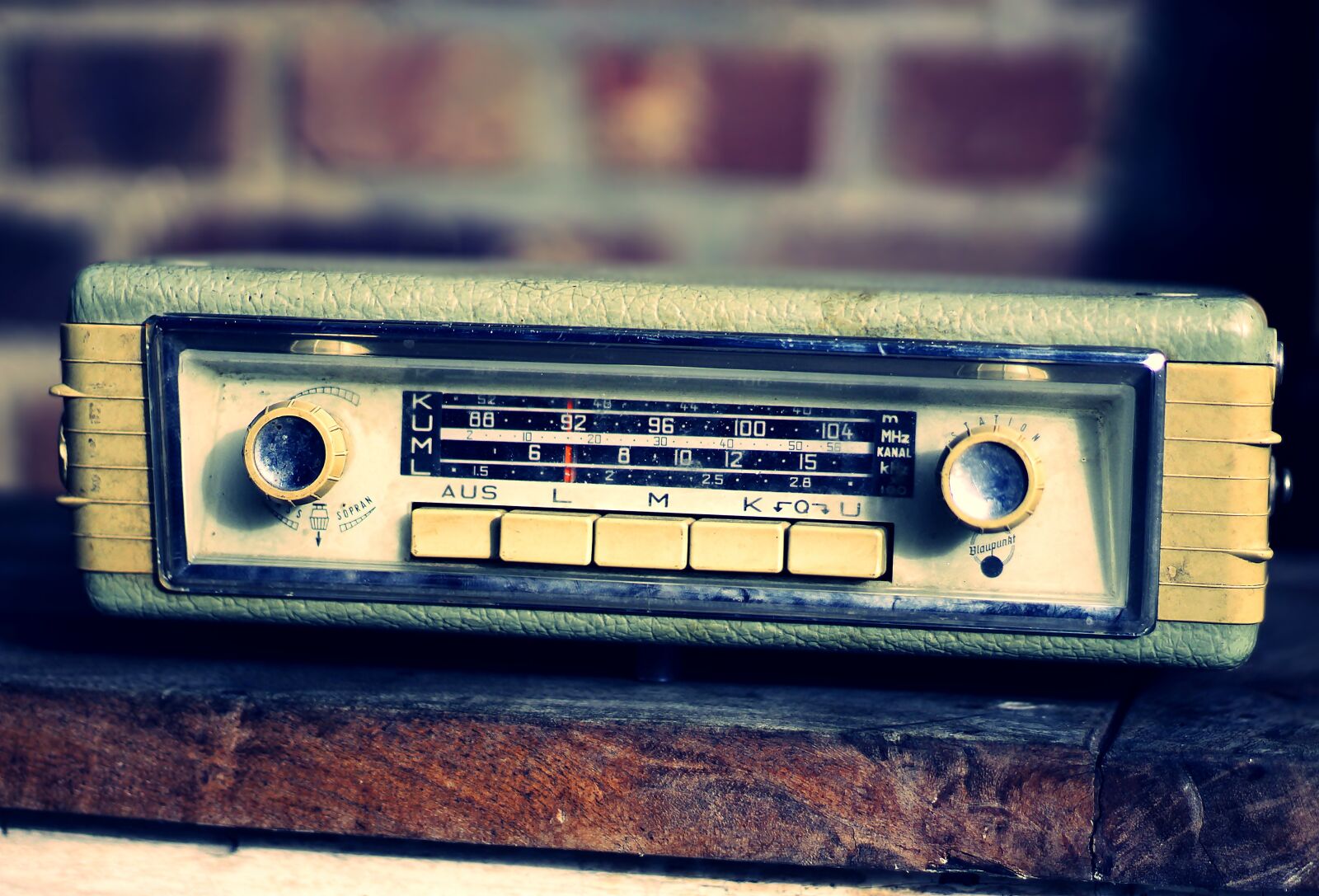 Canon EOS 100D (EOS Rebel SL1 / EOS Kiss X7) sample photo. Autoradio, retro, generations photography