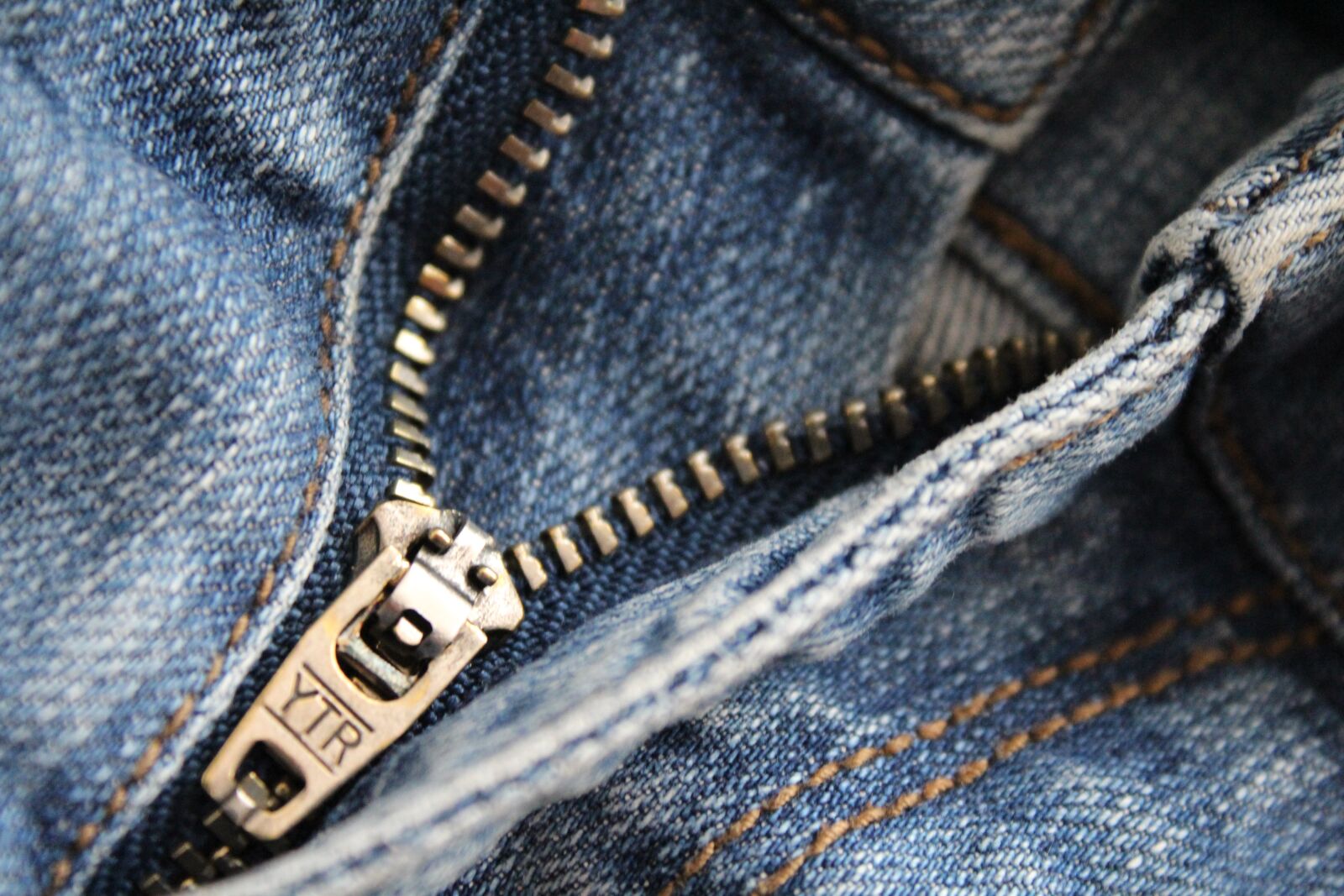 Canon EOS 1200D (EOS Rebel T5 / EOS Kiss X70 / EOS Hi) sample photo. Zip, jeans, clothing photography