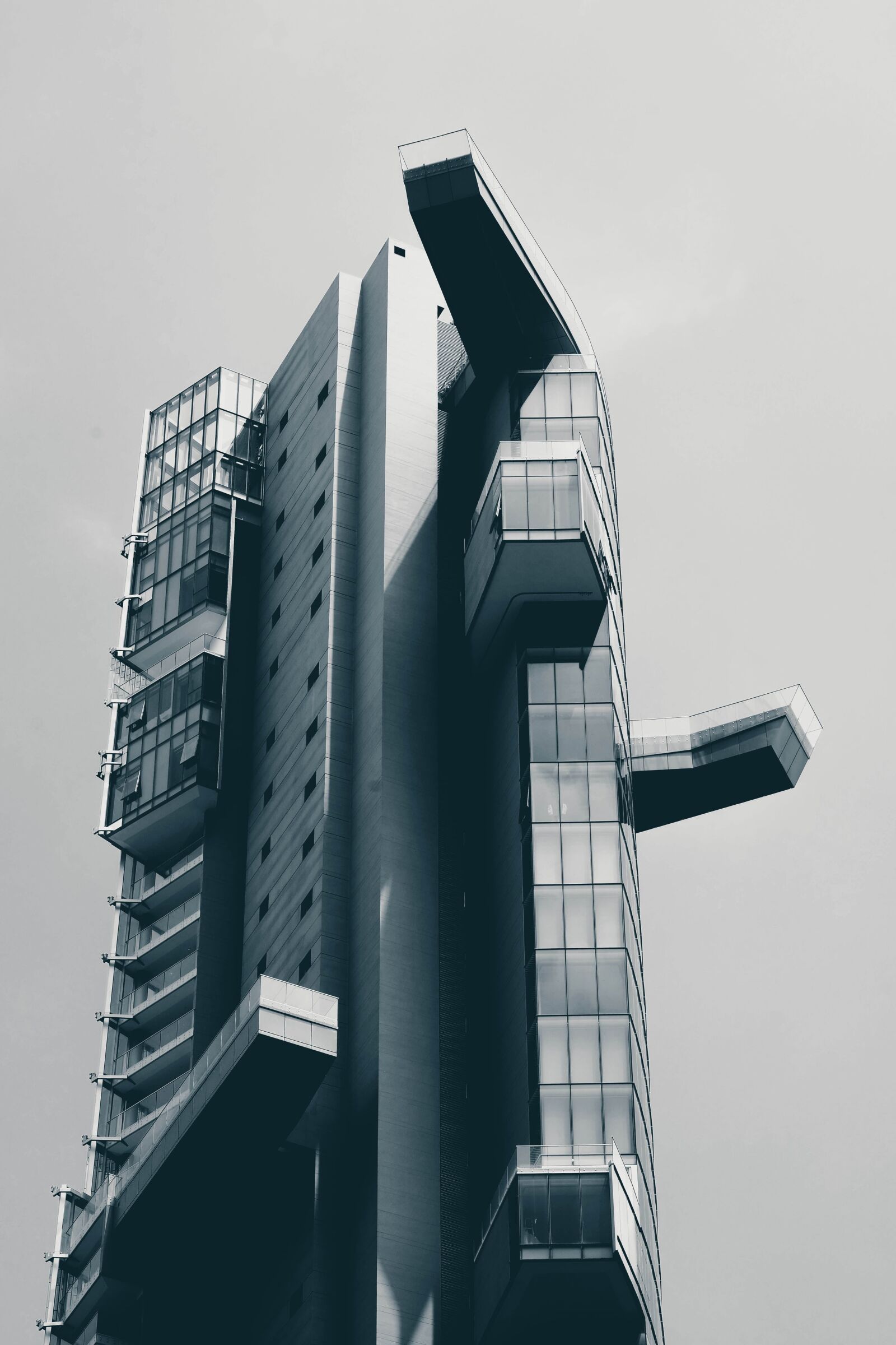 Sony a7 II + Sony FE 24-240mm F3.5-6.3 OSS sample photo. Architecture, steel, glass, modern photography