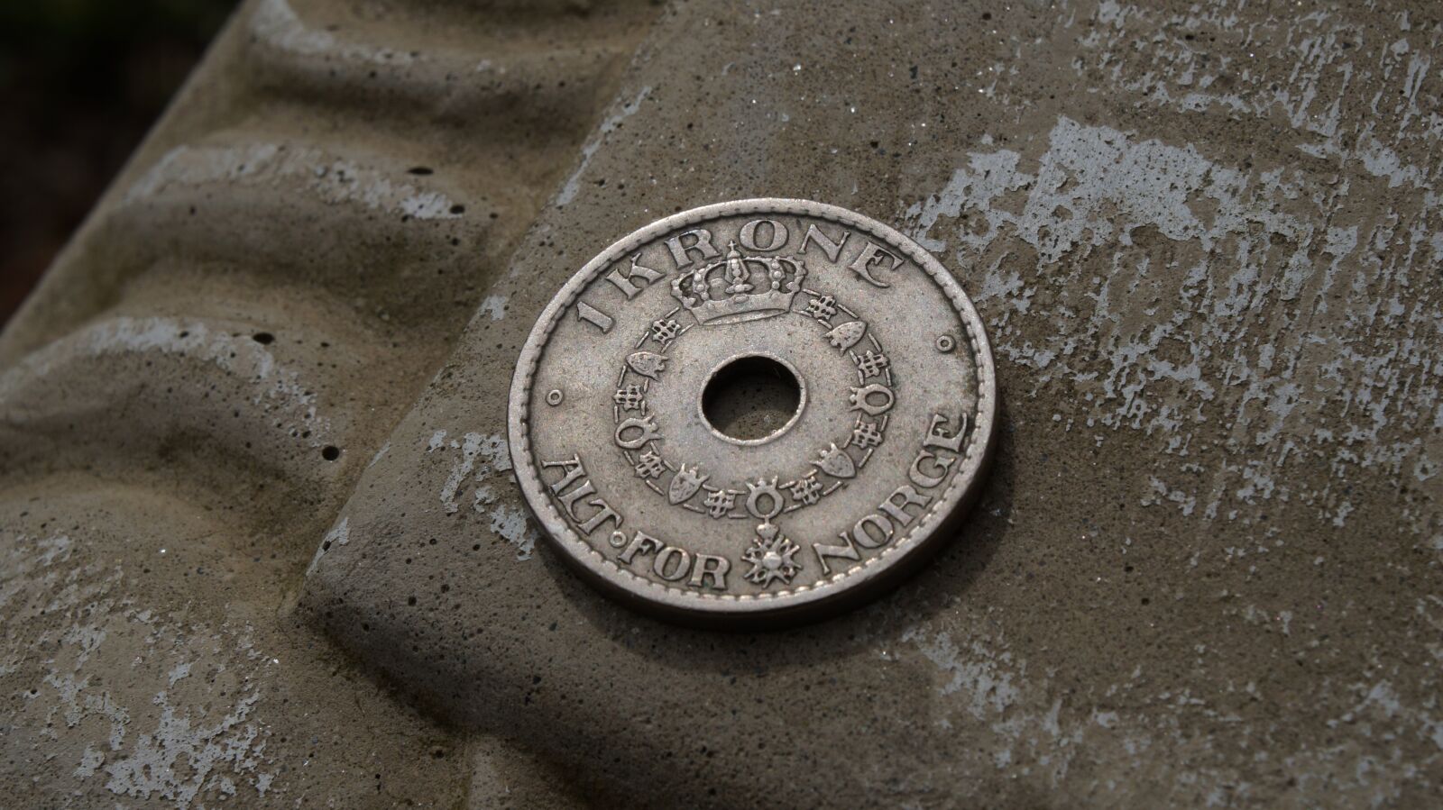 Sony Alpha a3000 + Sony E 18-55mm F3.5-5.6 OSS sample photo. Old, coin, money photography