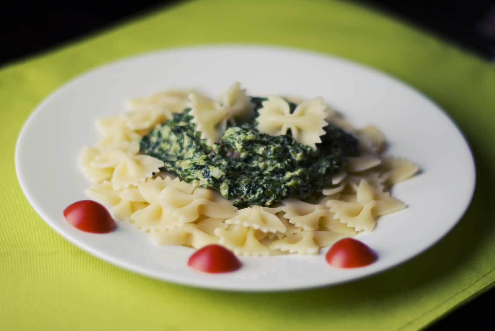 Nikon D60 sample photo. Food, pasta, spinach, farfalle photography