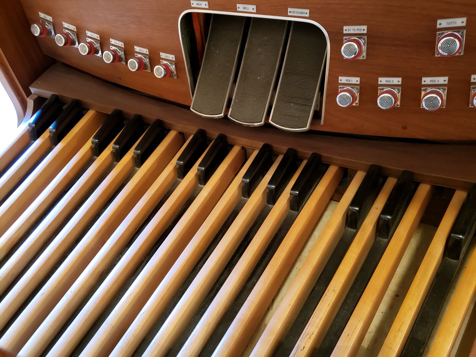Samsung Galaxy S9 sample photo. Organ, pedals, organist photography