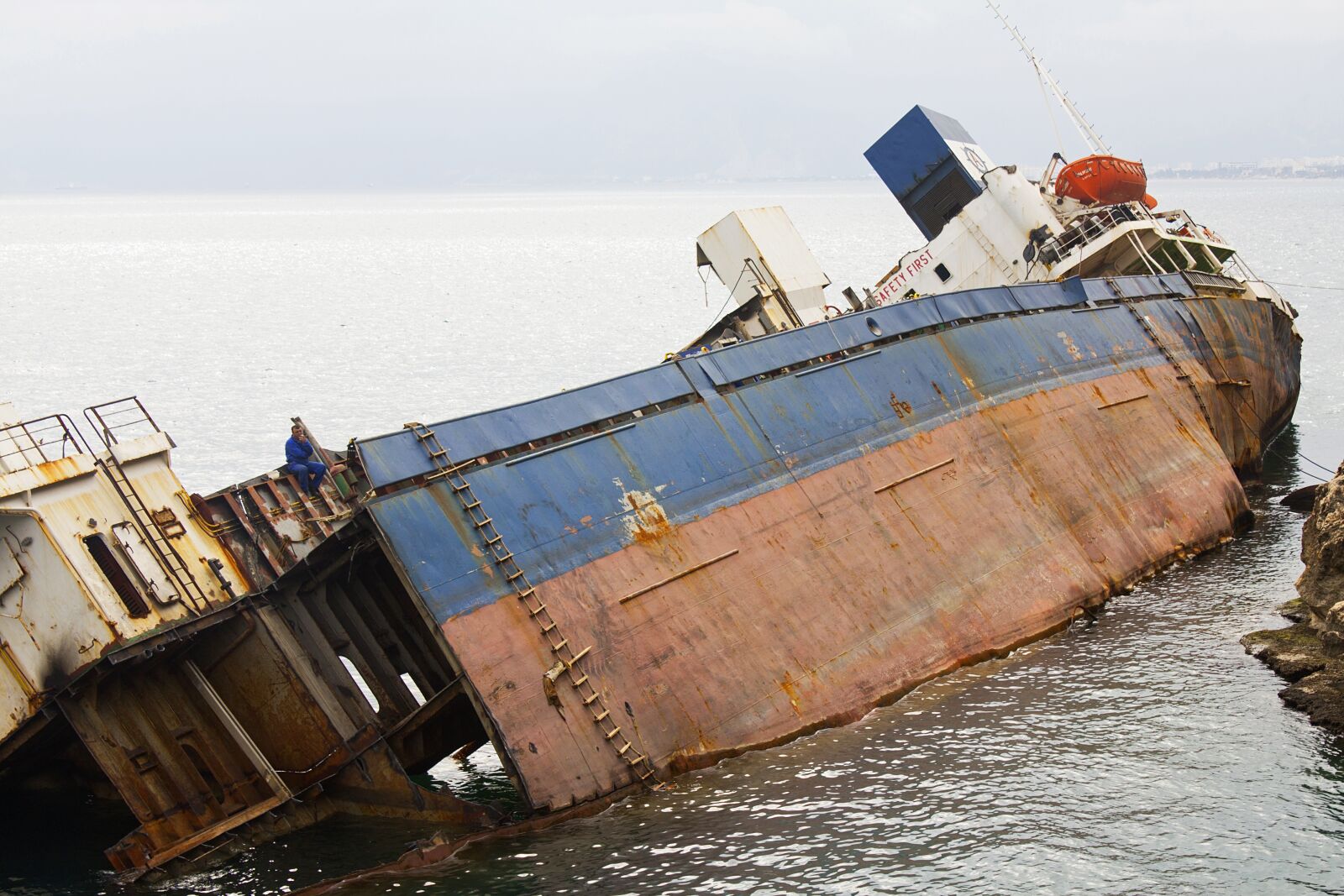Canon EOS 450D (EOS Rebel XSi / EOS Kiss X2) sample photo. Ship, tanker, accident photography