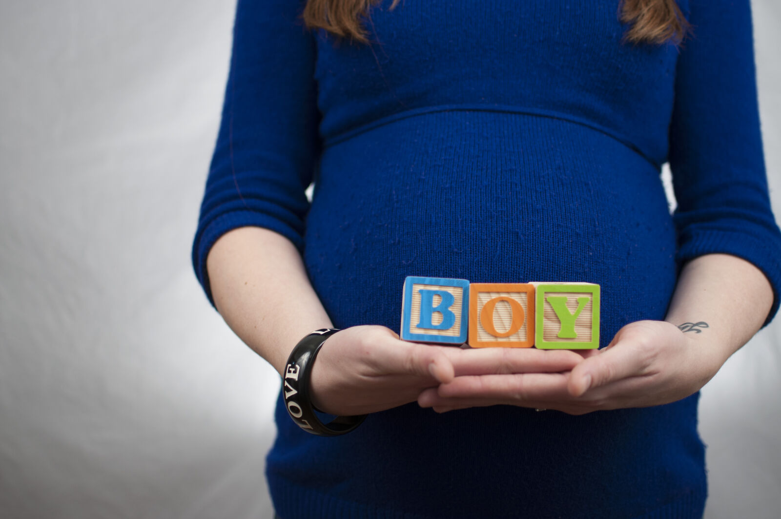 Nikon AF-S DX Nikkor 35mm F1.8G sample photo. Pregnancy, pregnant, boy, expecting photography