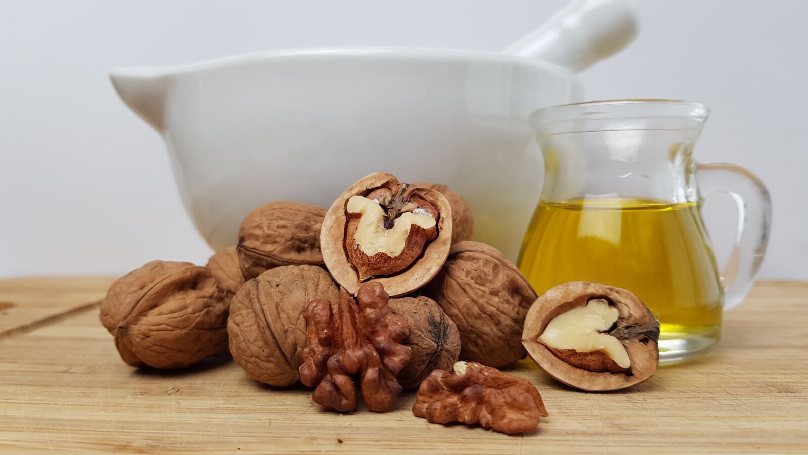 Samsung Galaxy S8 sample photo. Walnut oil, nuts, pilon photography