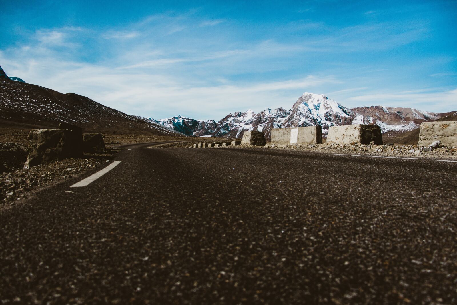 Canon EOS 200D (EOS Rebel SL2 / EOS Kiss X9) sample photo. Landscape, bluesky, road photography