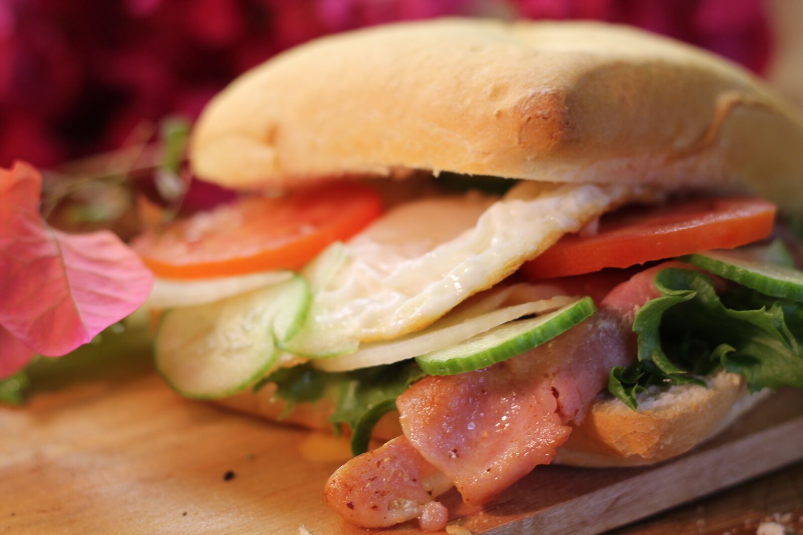 Canon EOS 1100D (EOS Rebel T3 / EOS Kiss X50) + Canon EF 50mm F1.8 II sample photo. Food, roll, breakfast photography