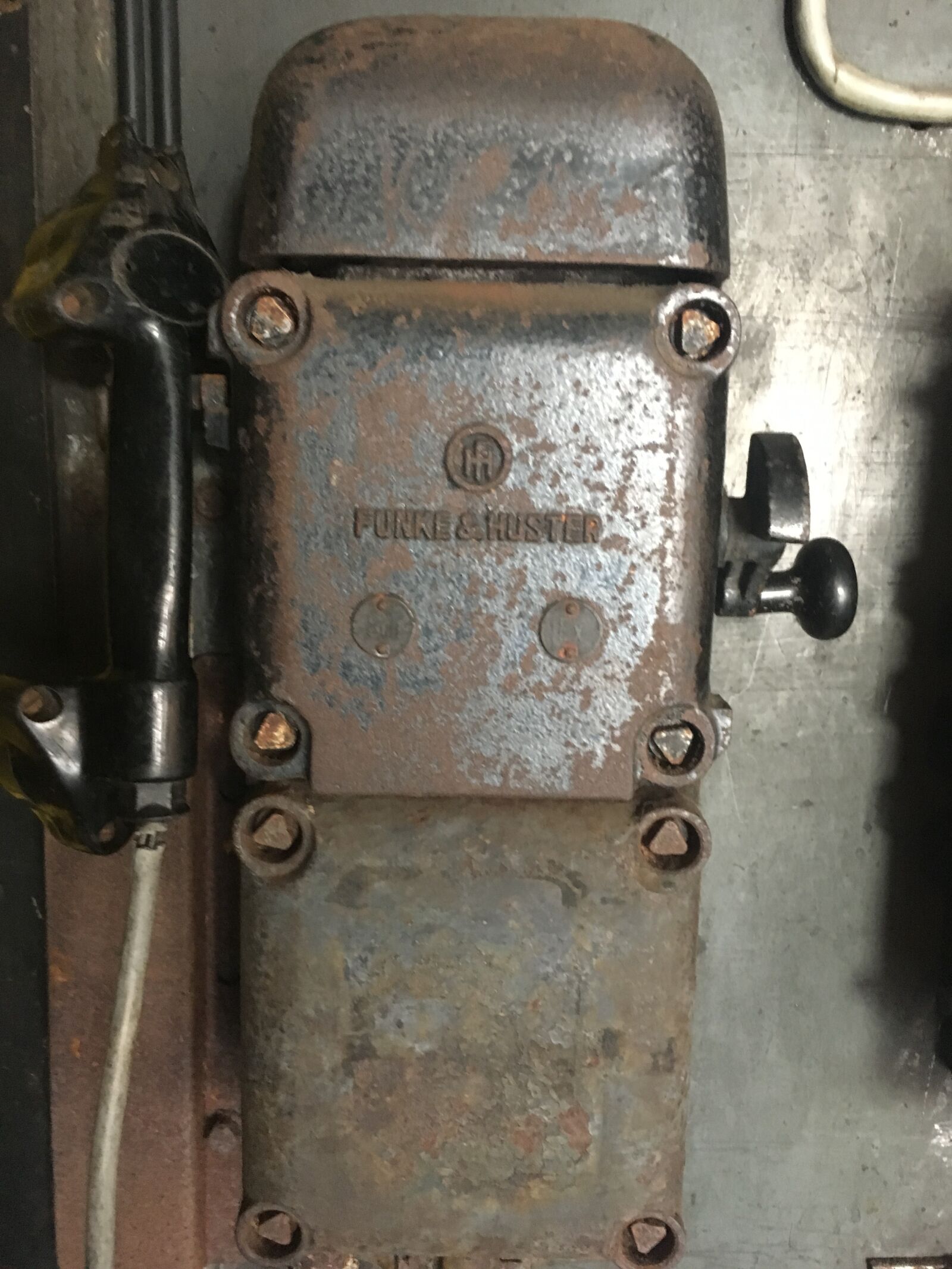 iPhone SE back camera 4.15mm f/2.2 sample photo. Telephone, old, antique photography