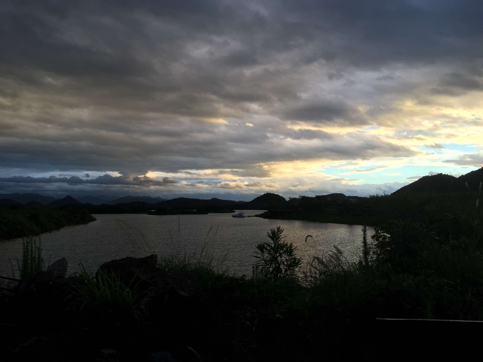 iPhone 6 Plus back camera 4.15mm f/2.2 sample photo. Qiandaohu, china, cloudy photography