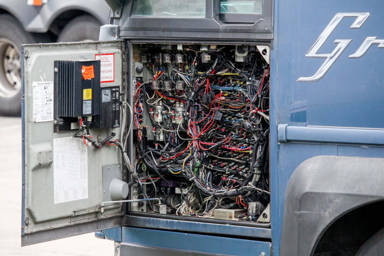 Canon EOS 700D (EOS Rebel T5i / EOS Kiss X7i) sample photo. Industry, technology, switch photography
