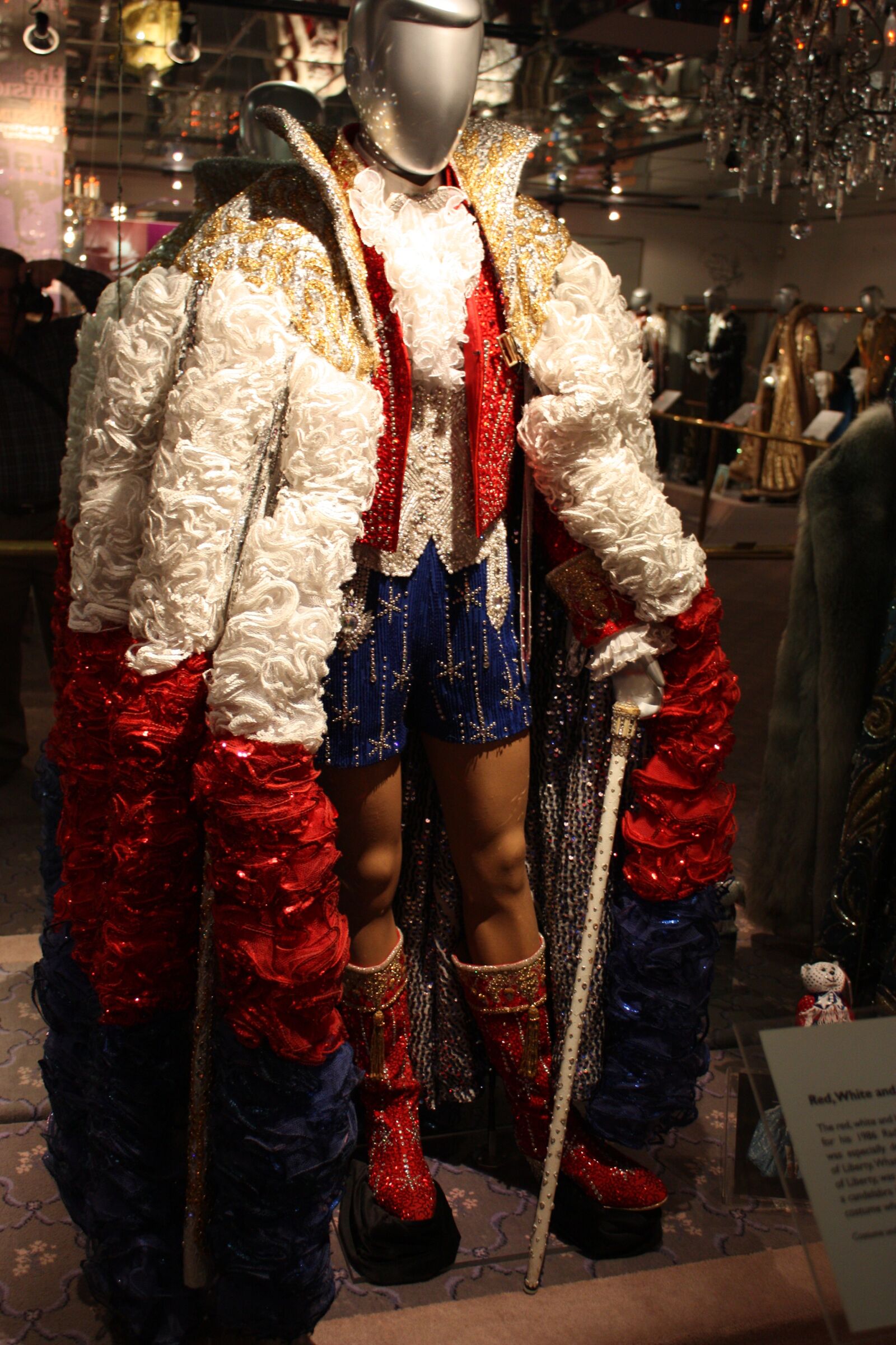 Canon EOS 450D (EOS Rebel XSi / EOS Kiss X2) sample photo. Liberace, coat, stage photography