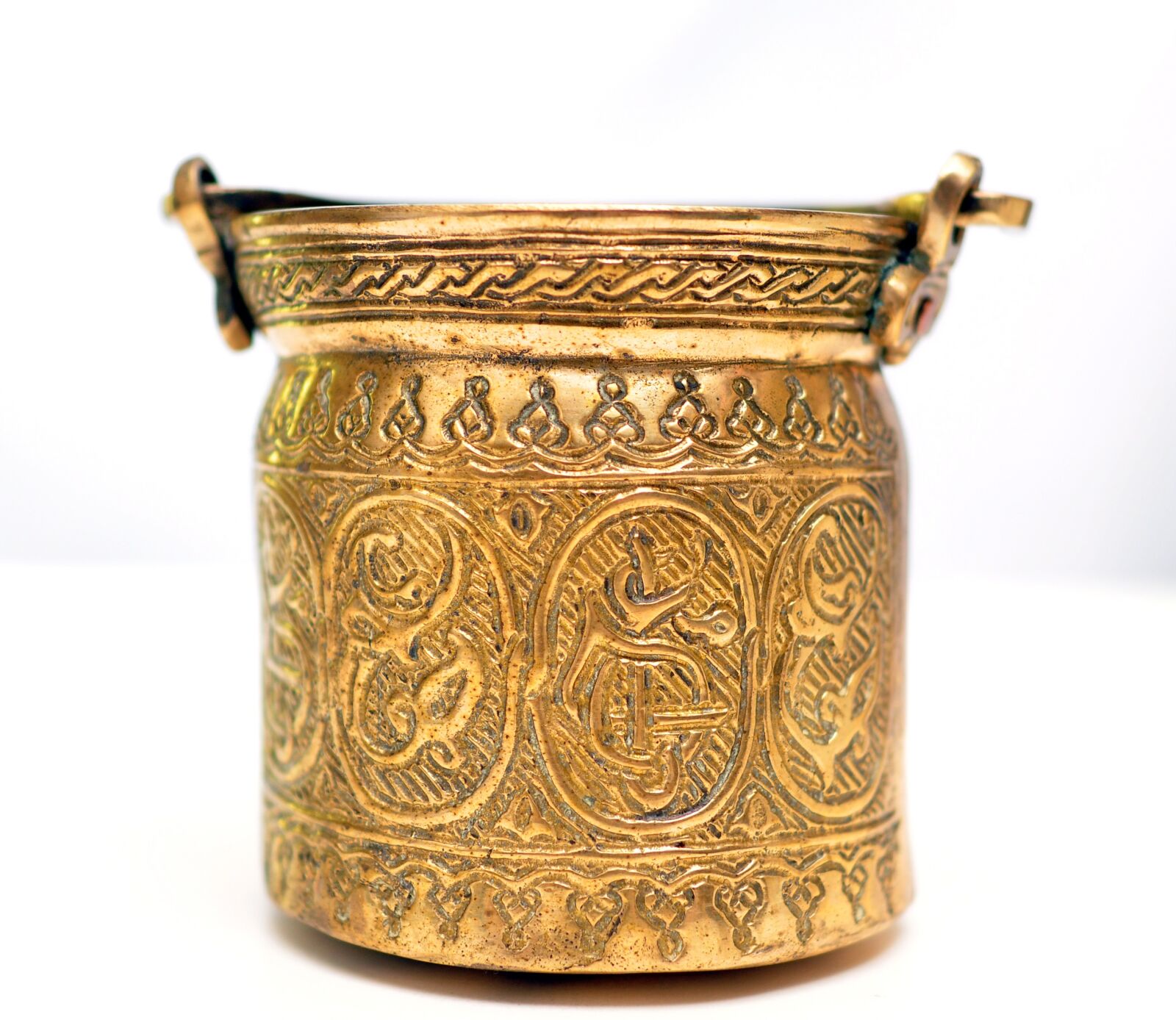 Nikon D90 sample photo. Container, antique, isolate photography